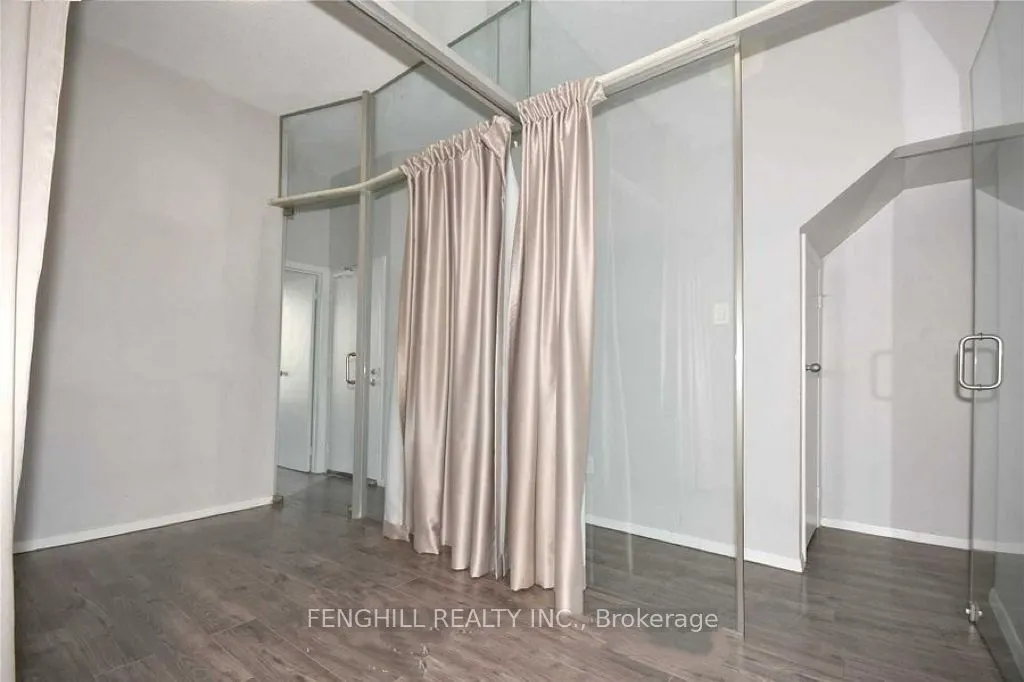 678 Bathurst Street, #Main