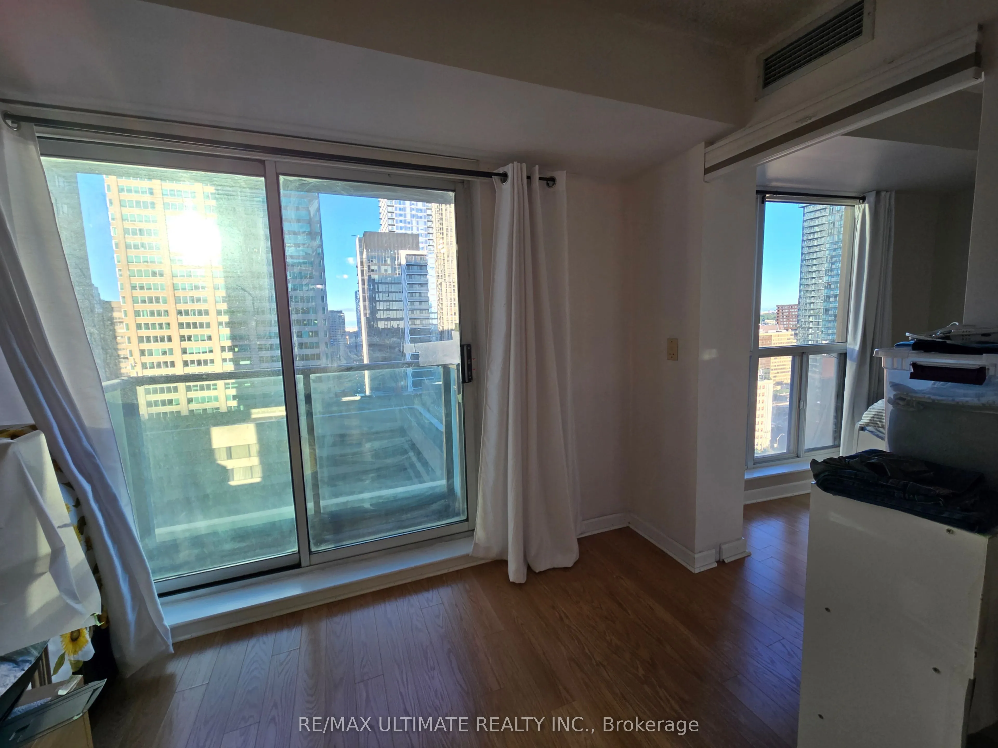 8 Park Road, #2216