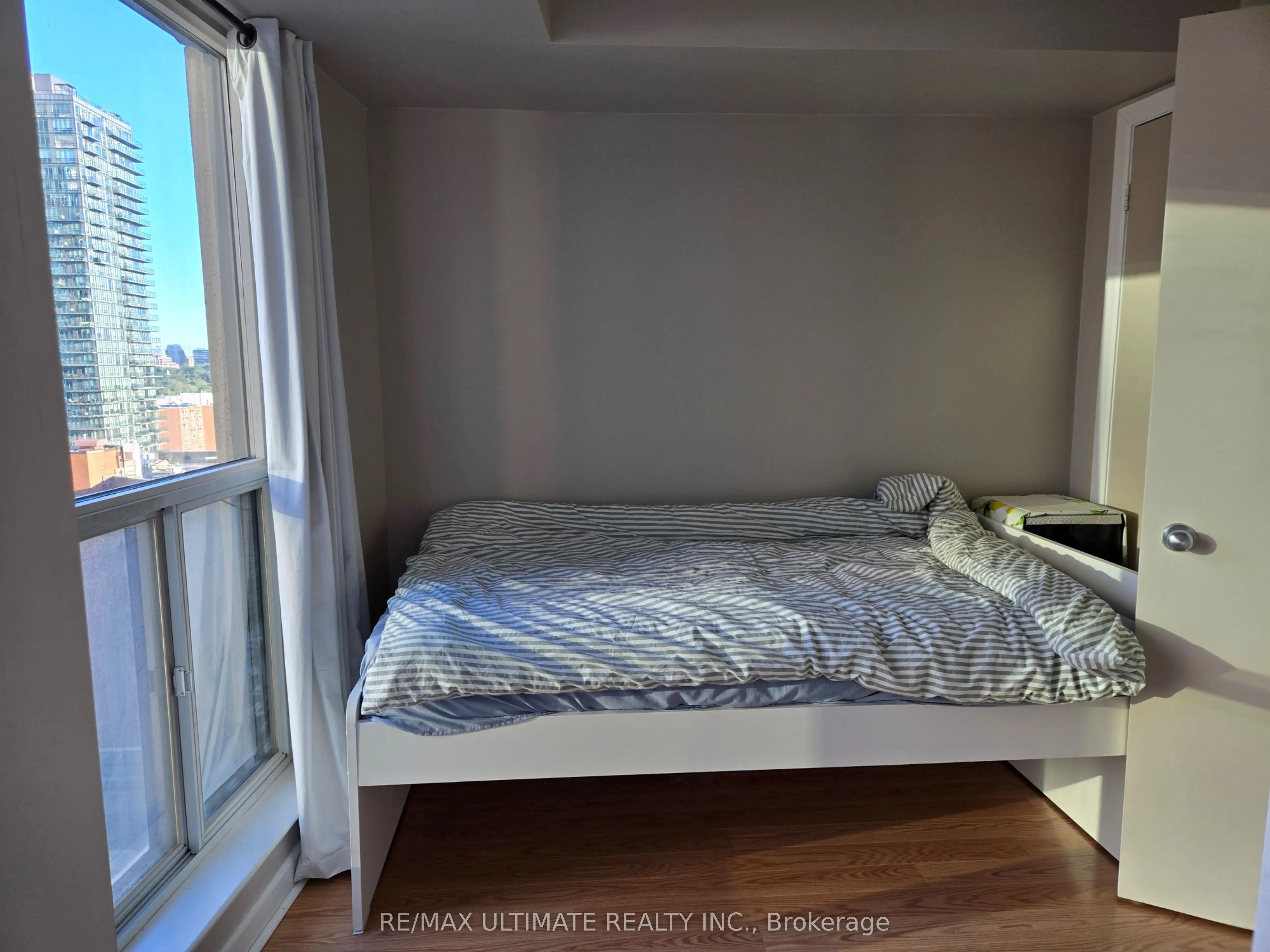 8 Park Road, #2216
