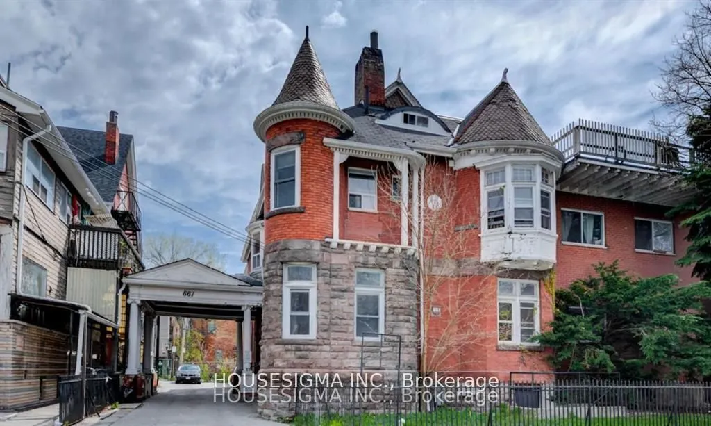 661 Huron Street, #204