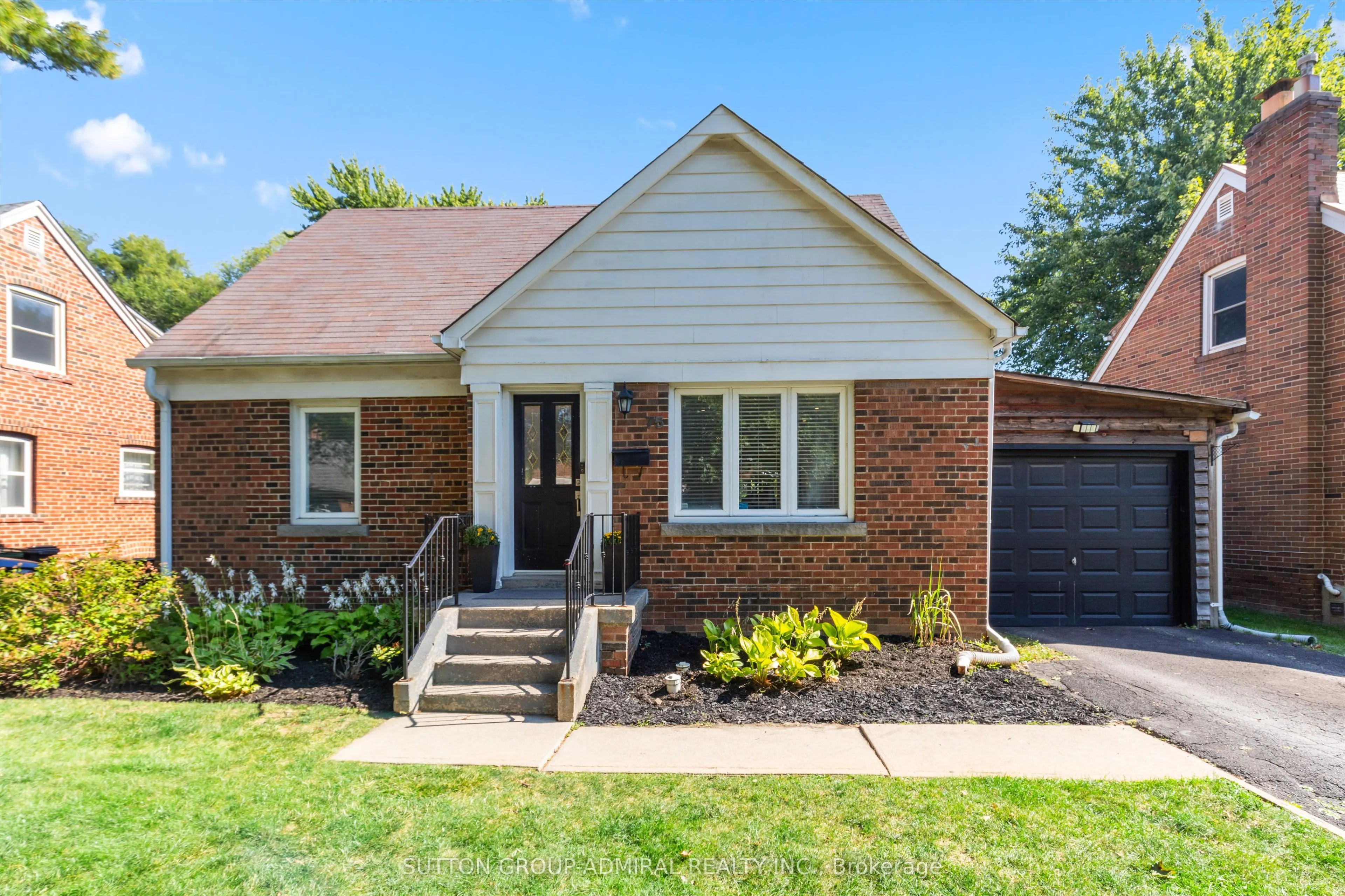 75 Collinson Boulevard E