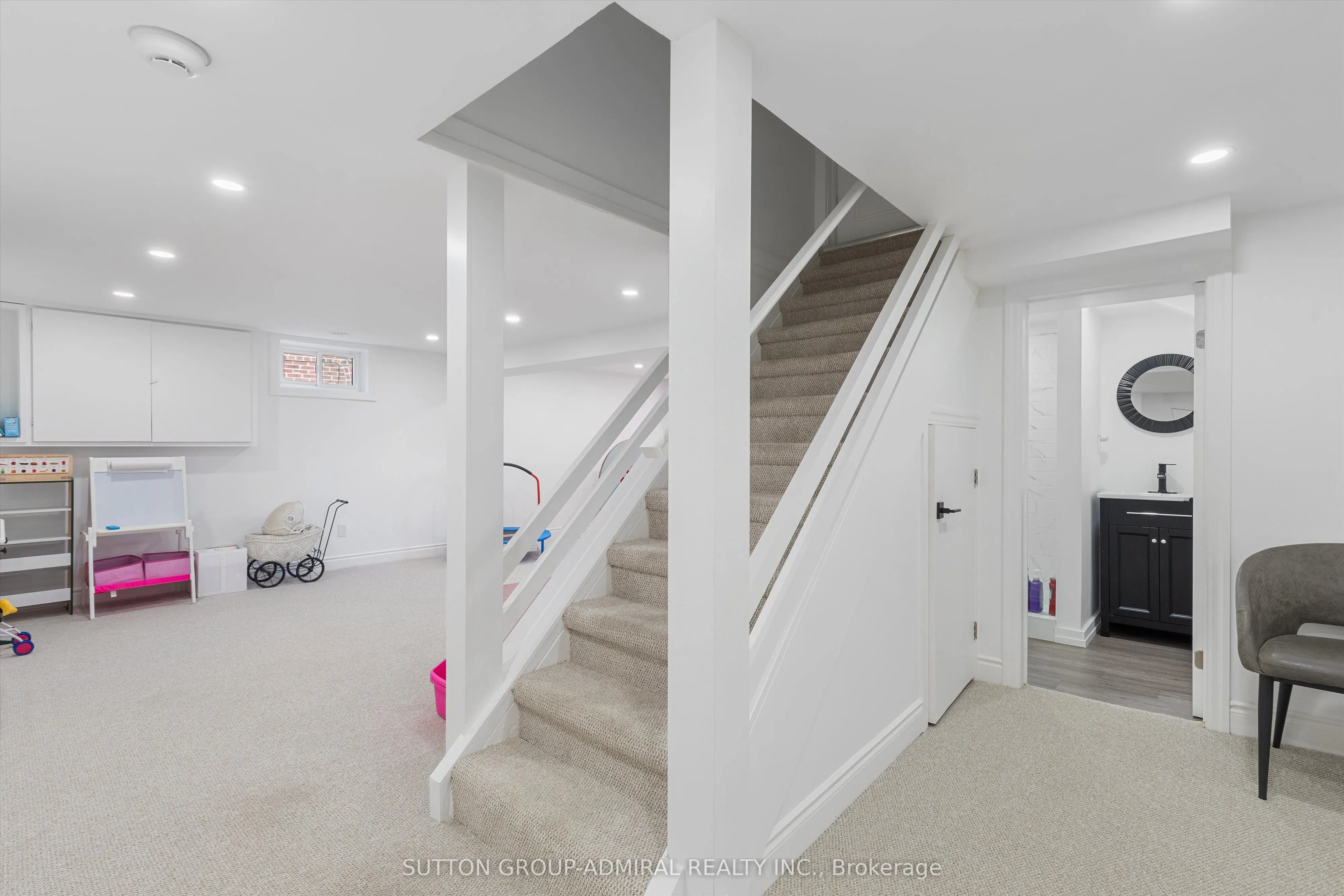 75 Collinson Boulevard E