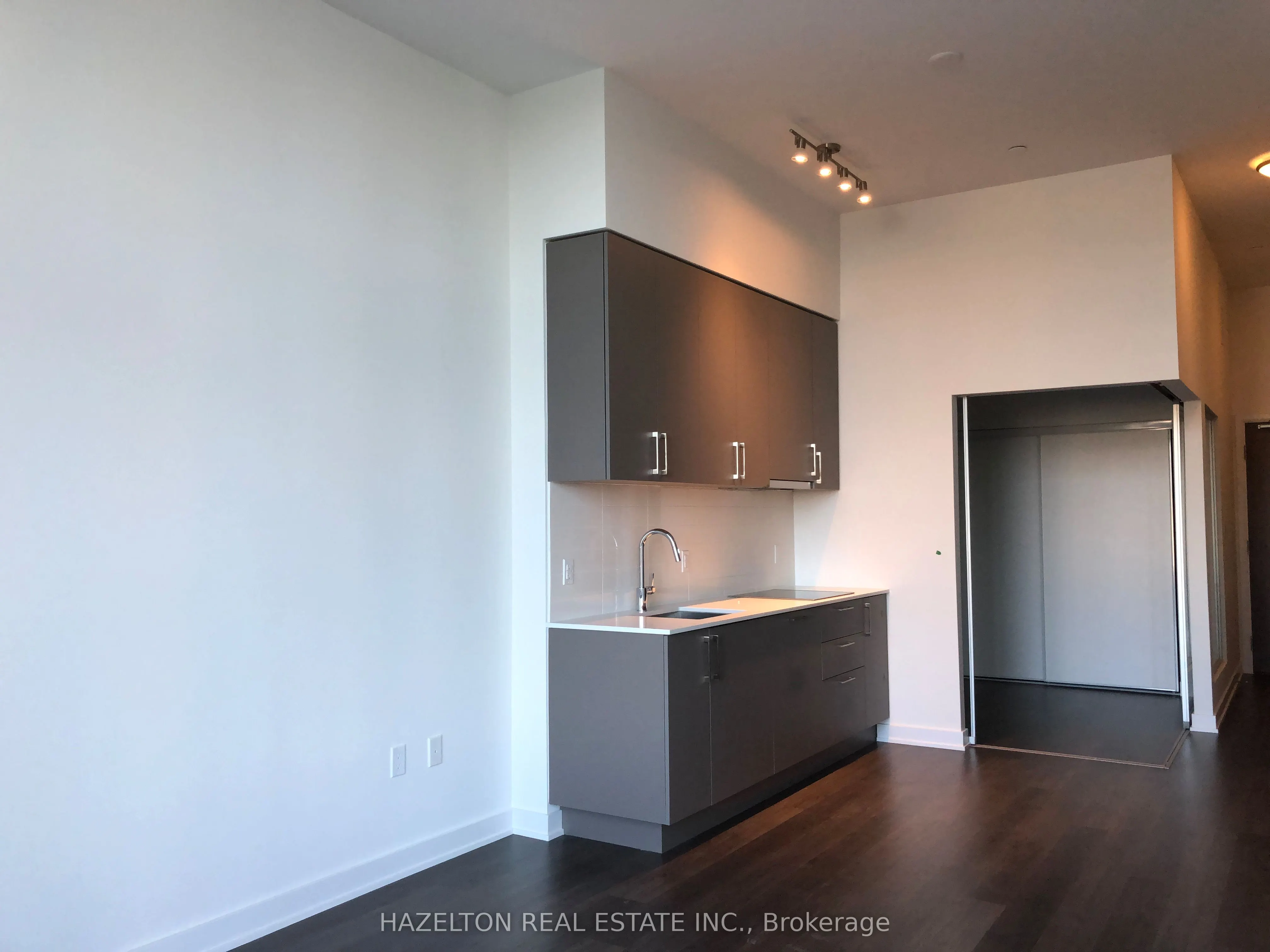 27 Bathurst Street, #212W