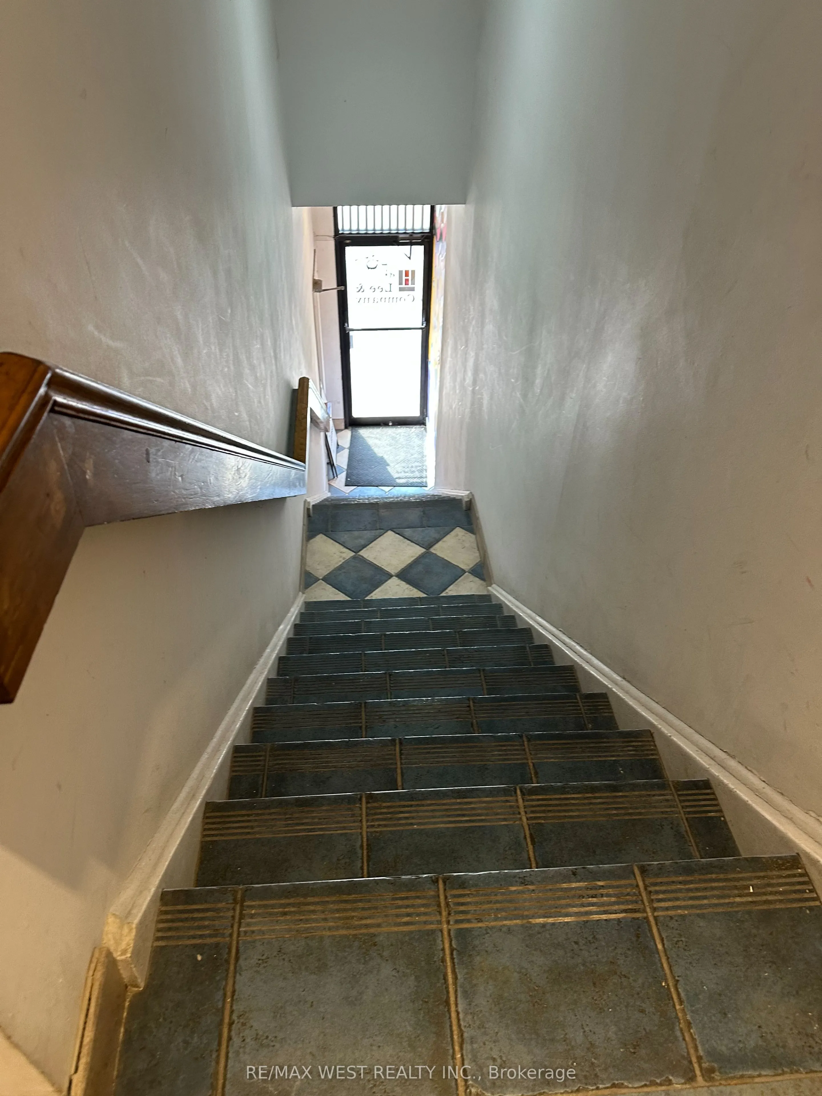 658 Bloor Street W