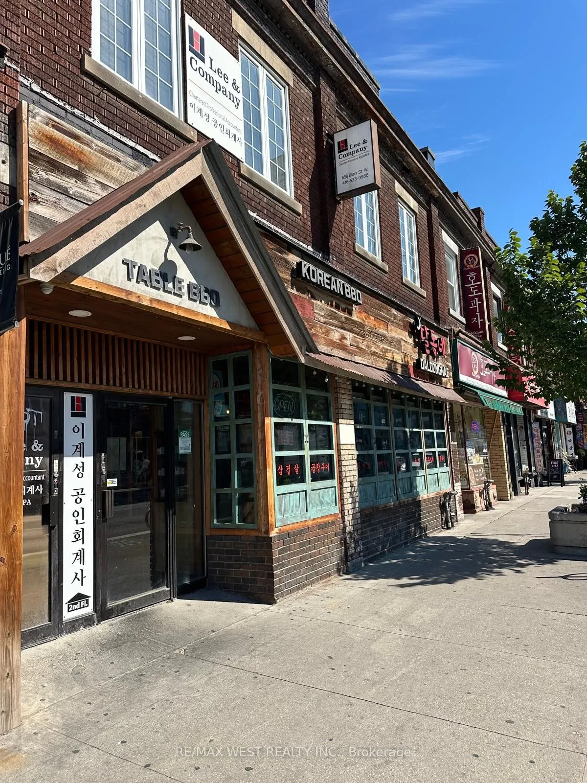 658 Bloor Street W