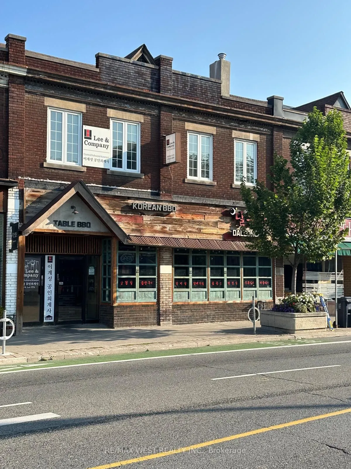658 Bloor Street W