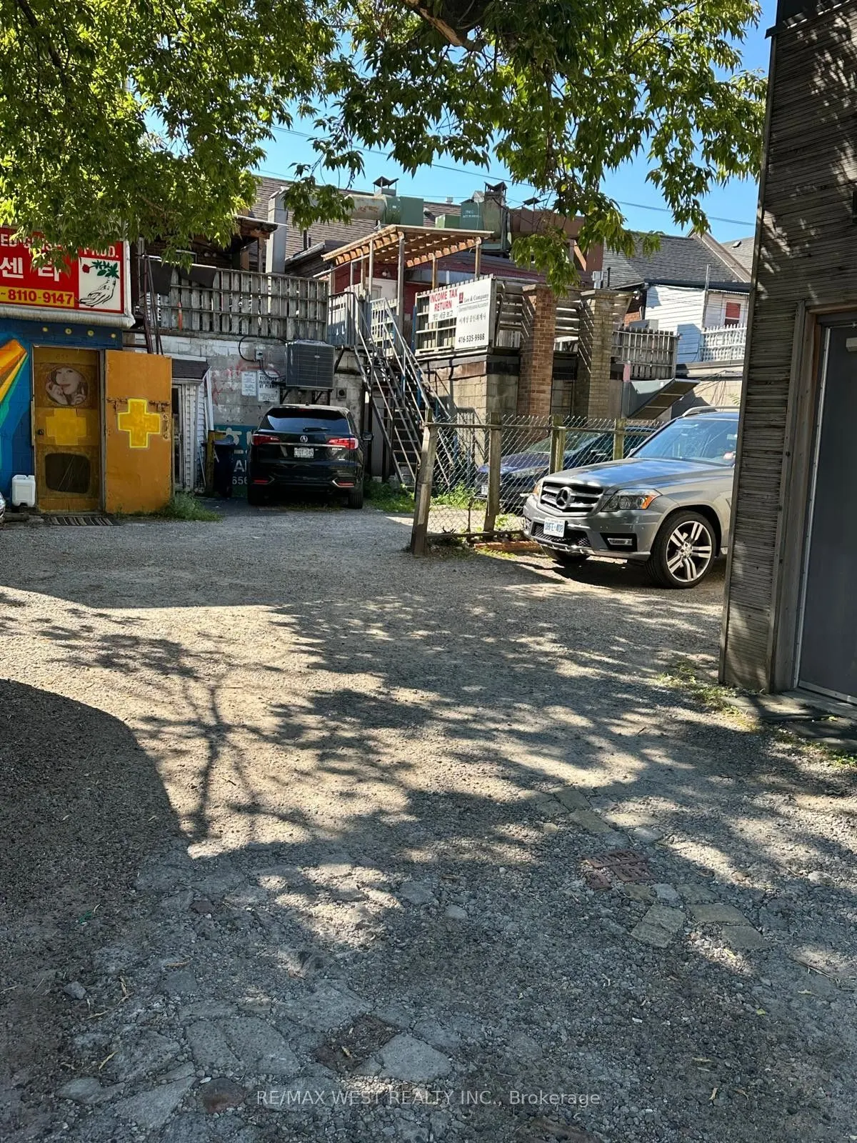 658 Bloor Street W