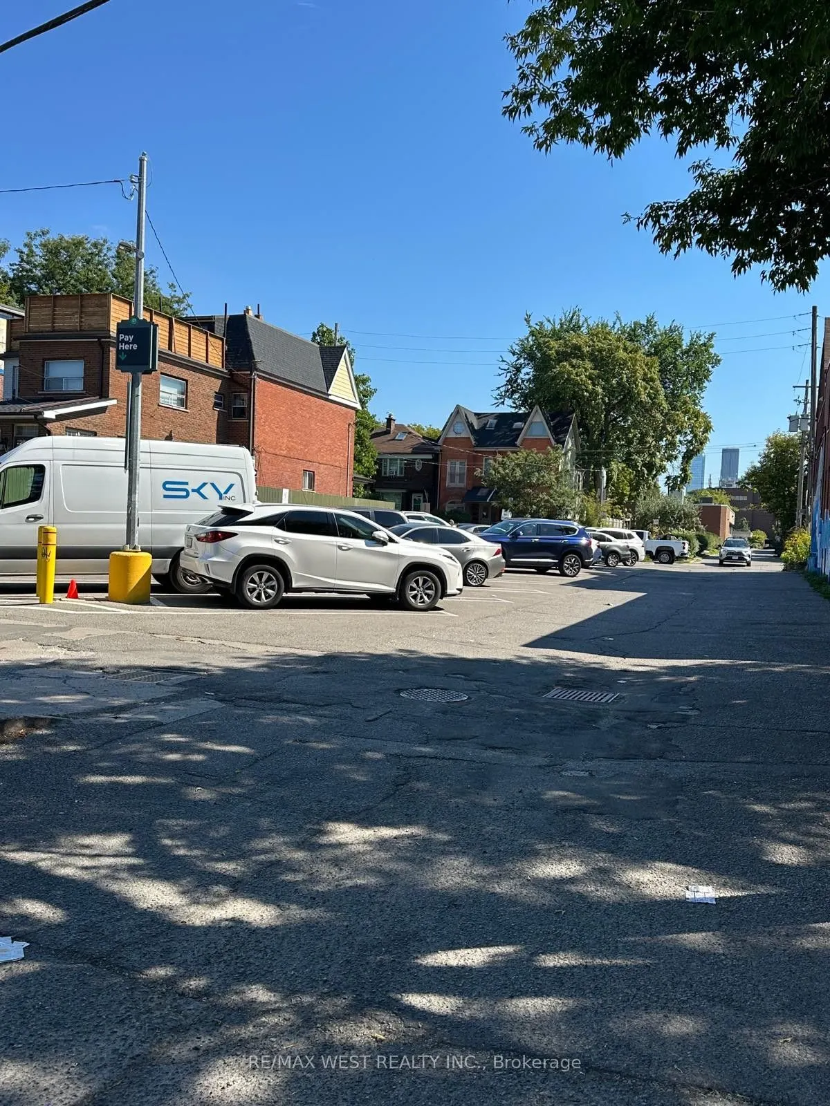 658 Bloor Street W
