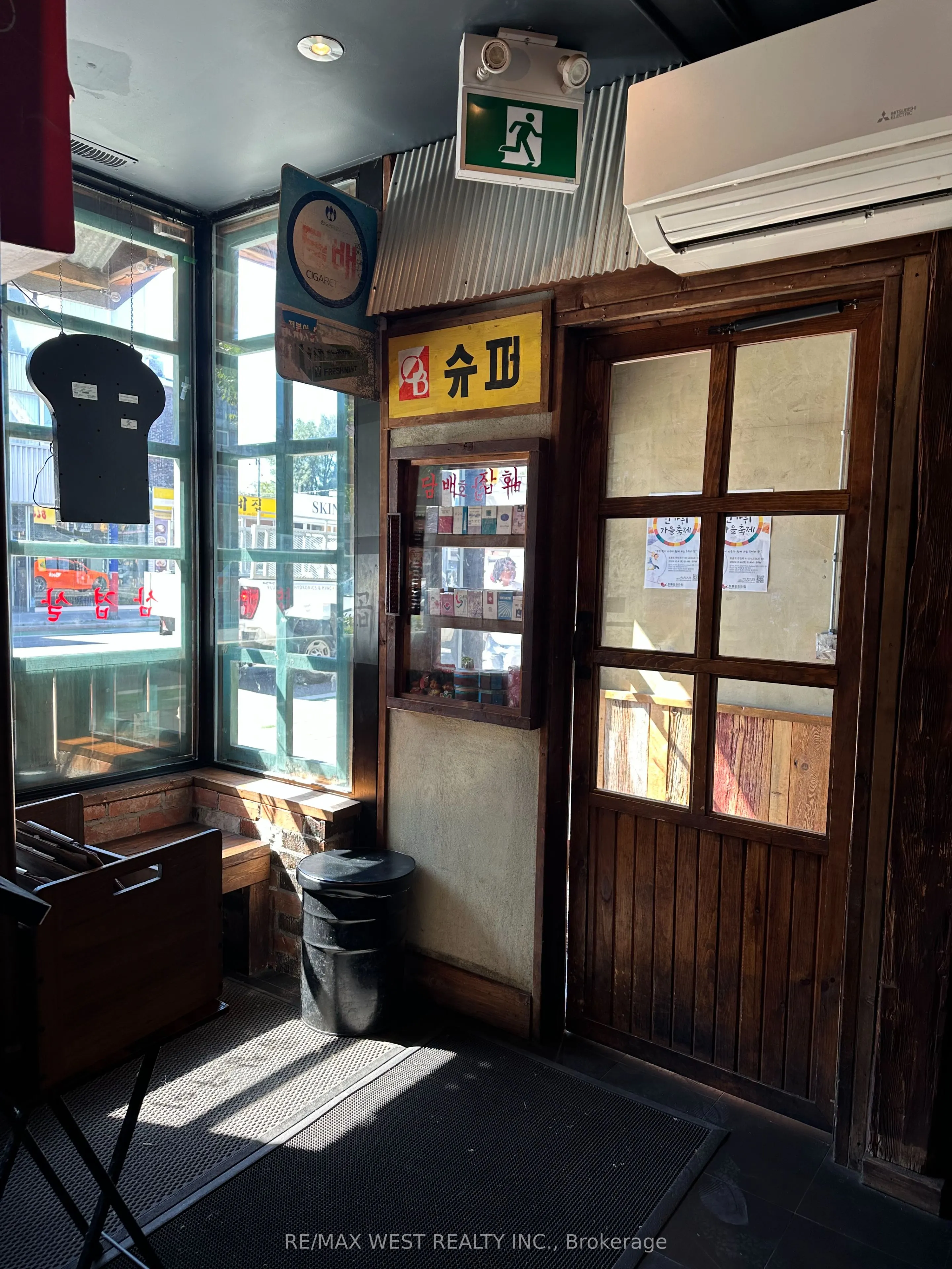 658 Bloor Street W