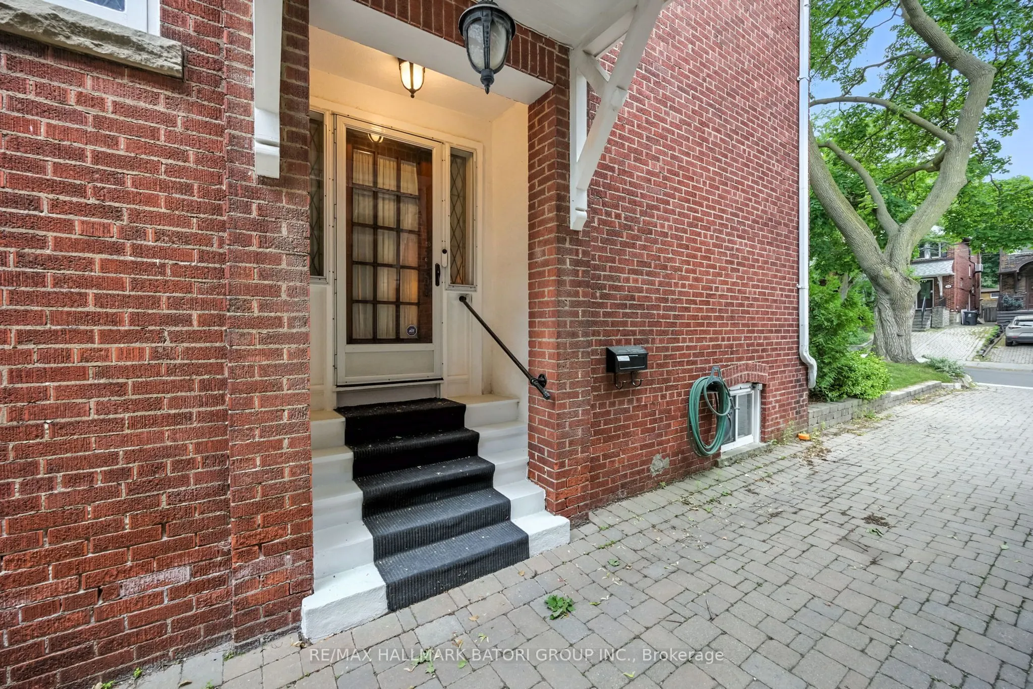 33 Burnaby Boulevard