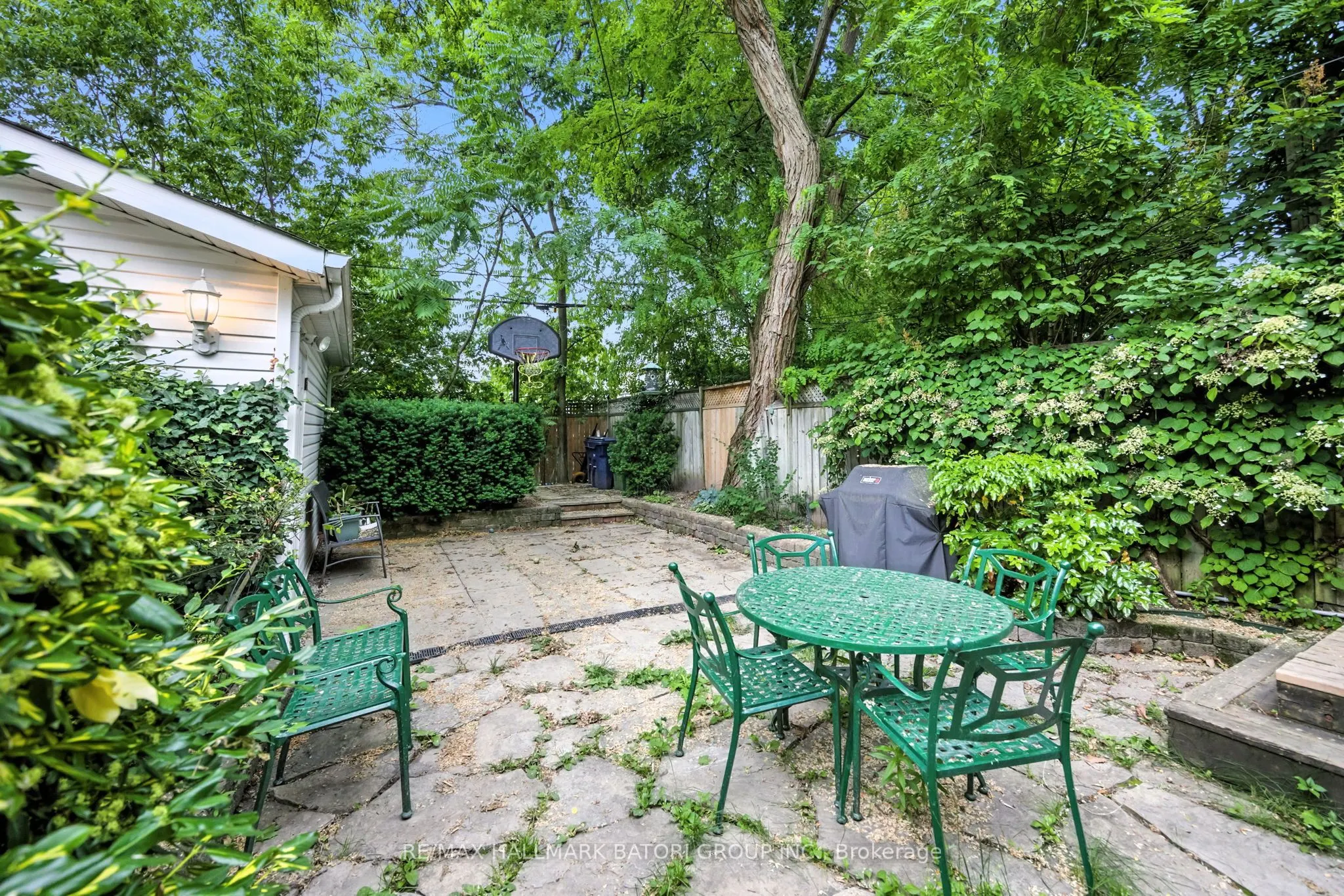 33 Burnaby Boulevard