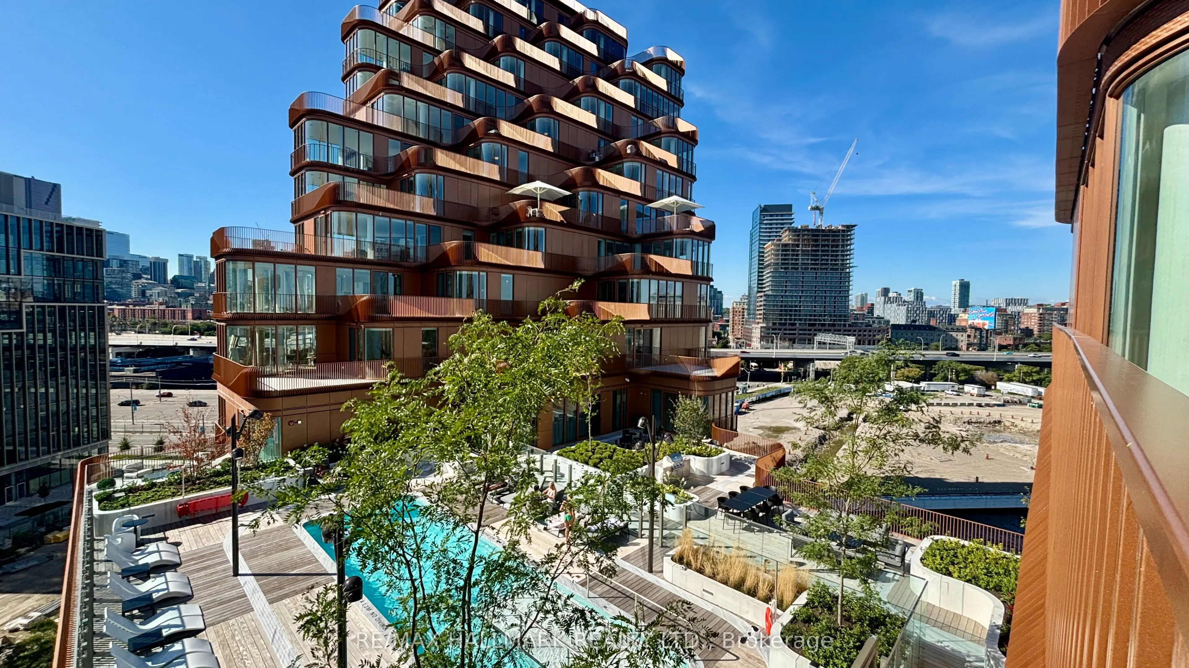 155 Merchants' Wharf, #907