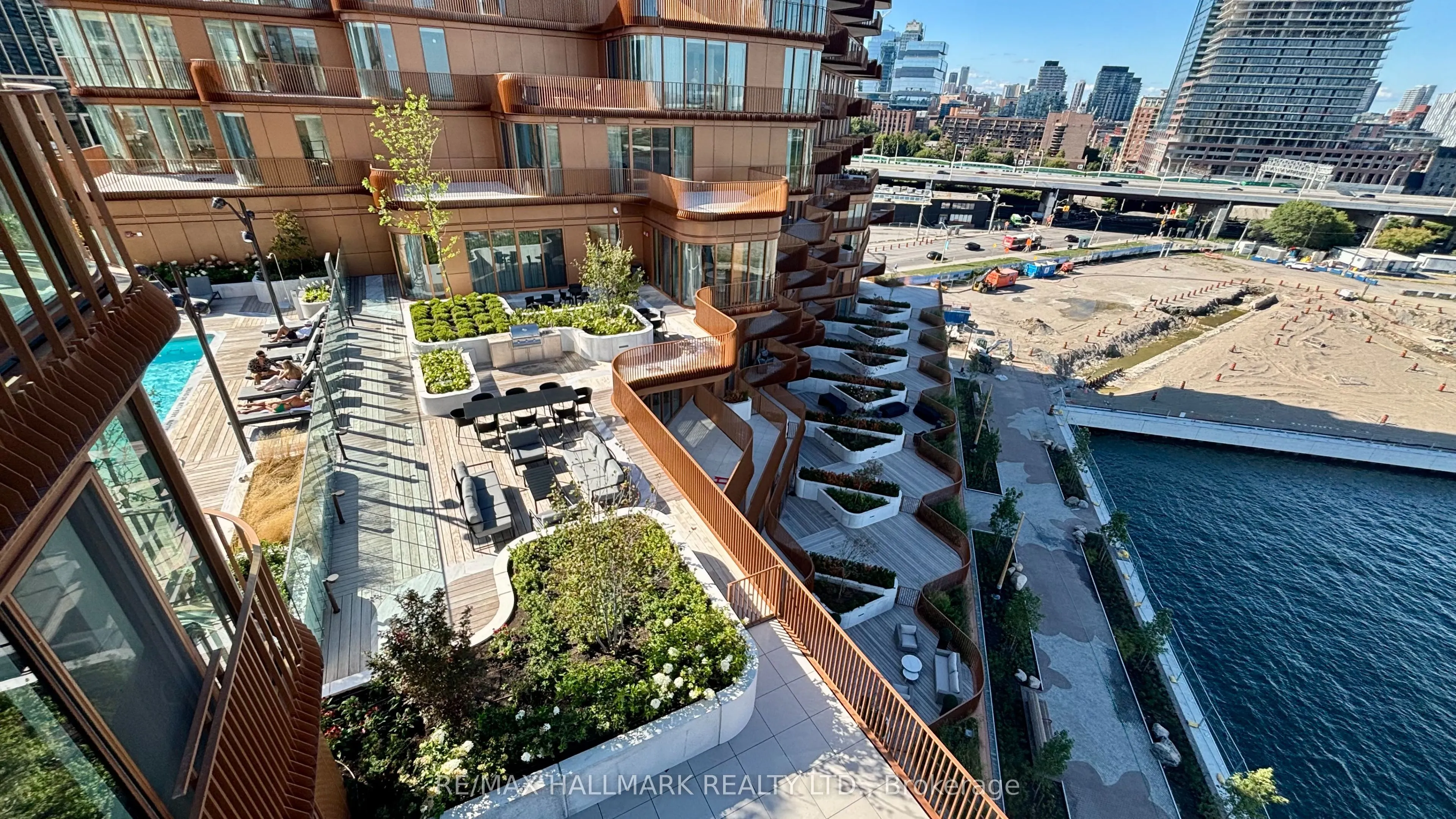 155 Merchants' Wharf, #907