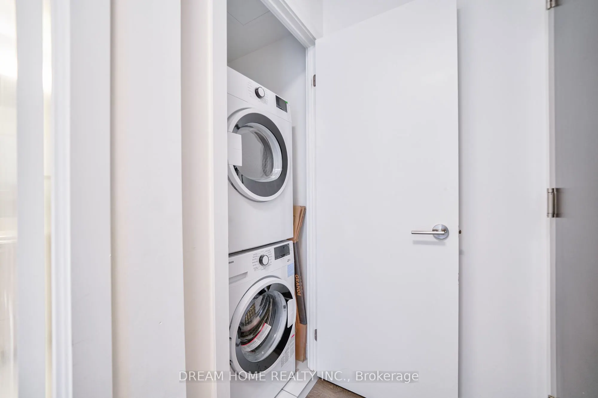 32 Forest Manor Road, #2208