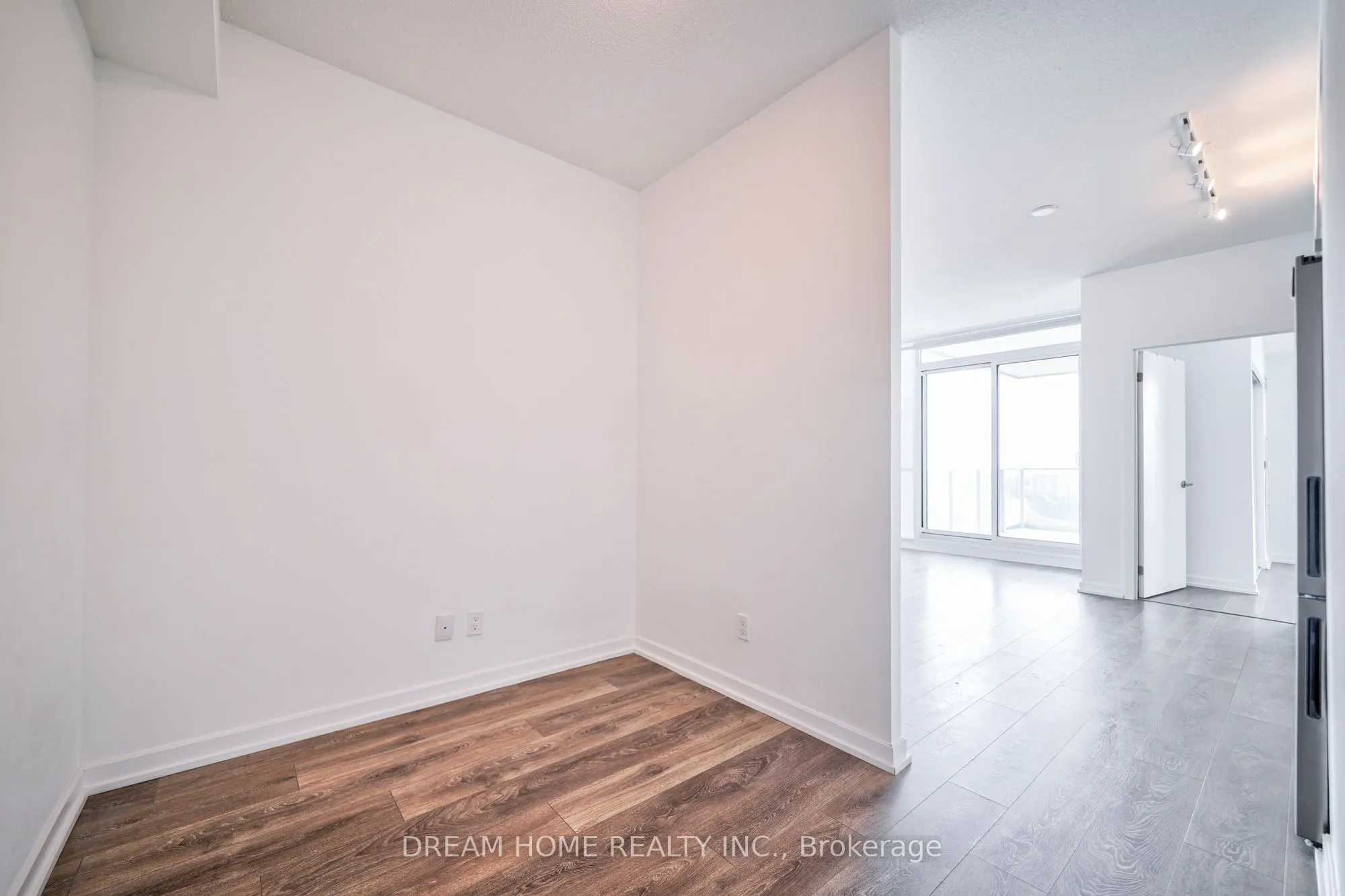 32 Forest Manor Road, #2208