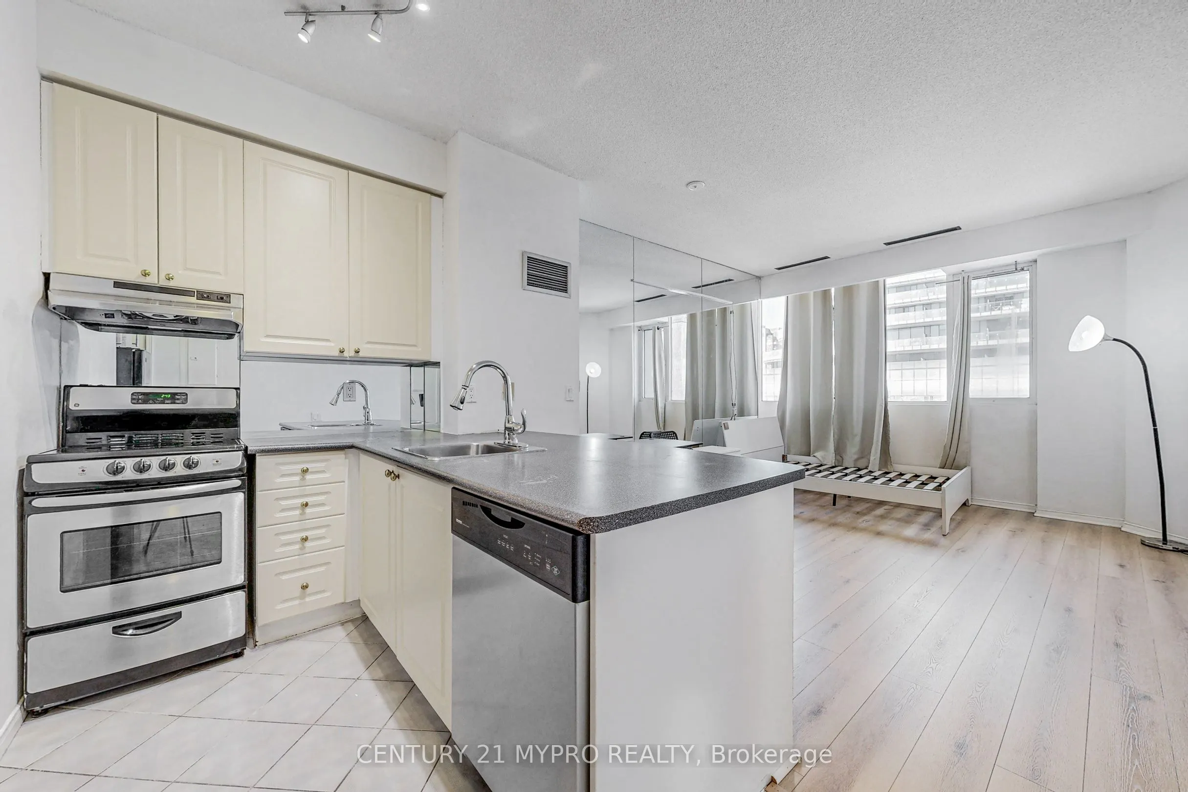 555 Yonge Street, #401