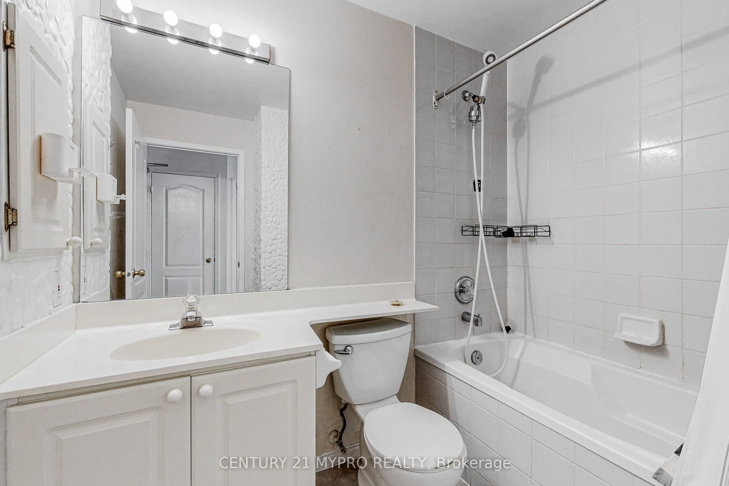 555 Yonge Street, #401