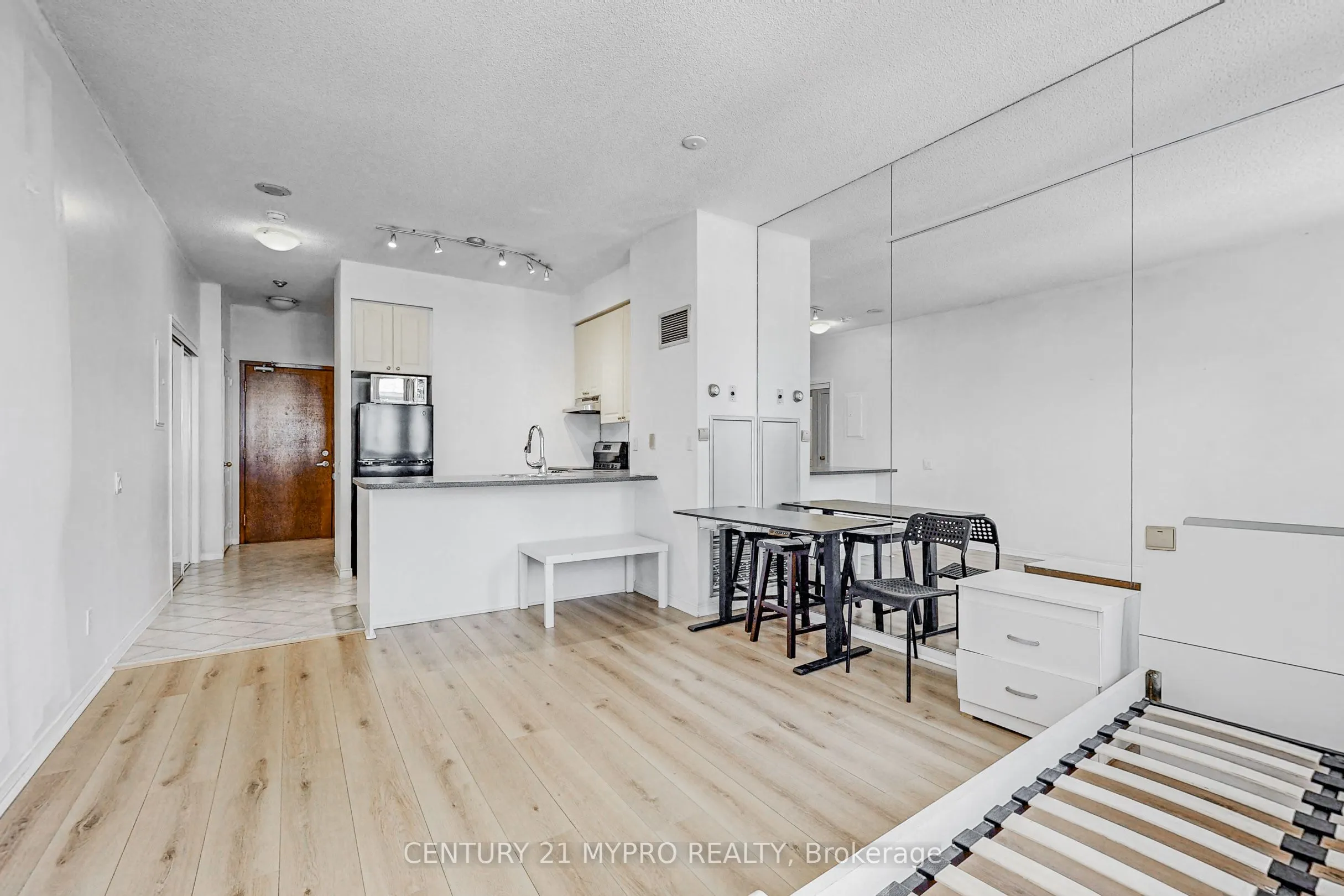 555 Yonge Street, #401