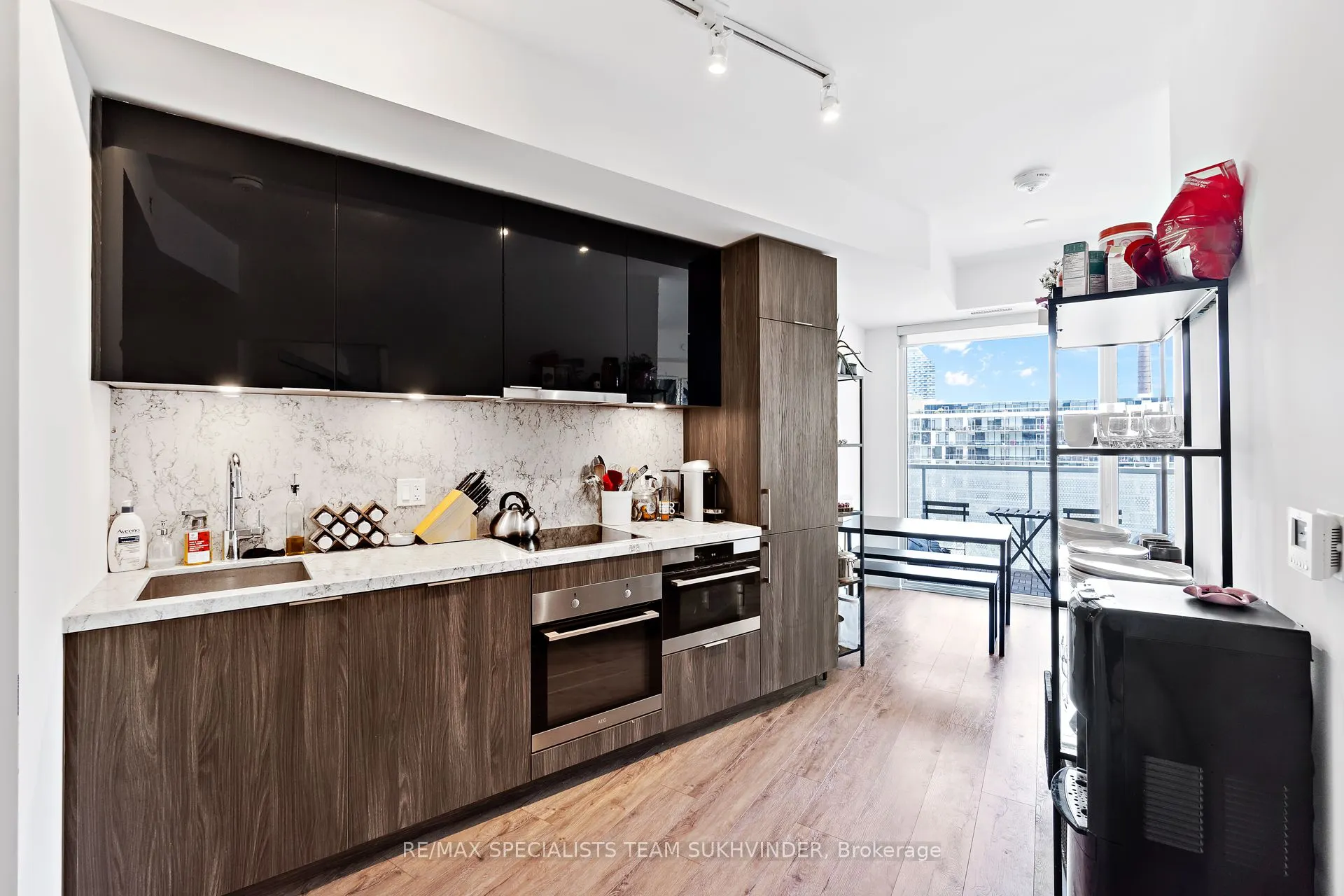 15 Queens Quay E, #902