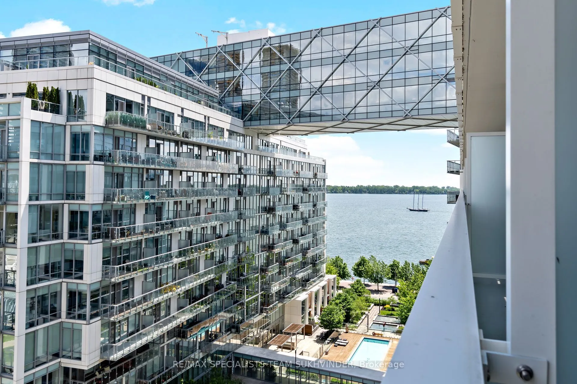 15 Queens Quay E, #902