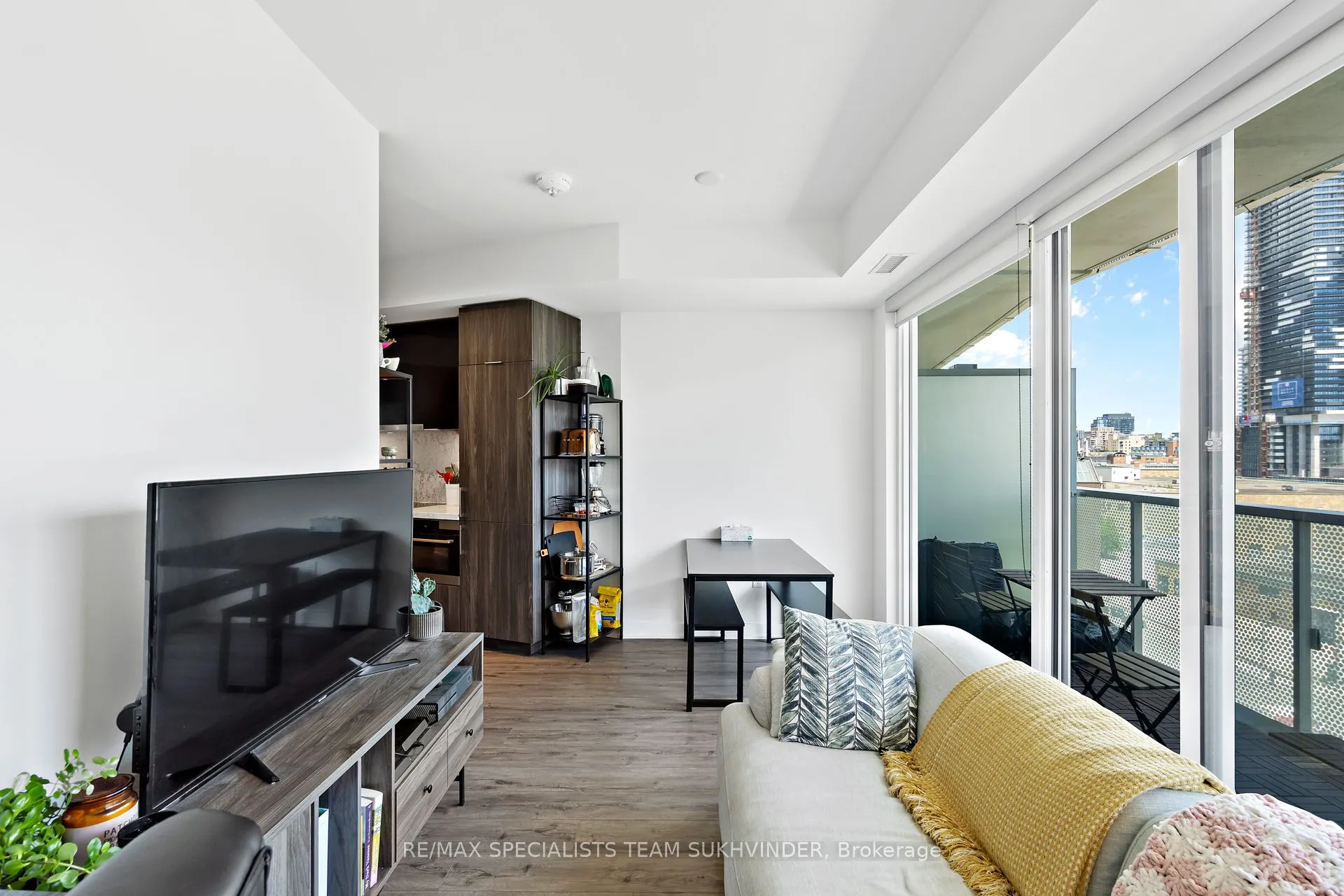 15 Queens Quay E, #902