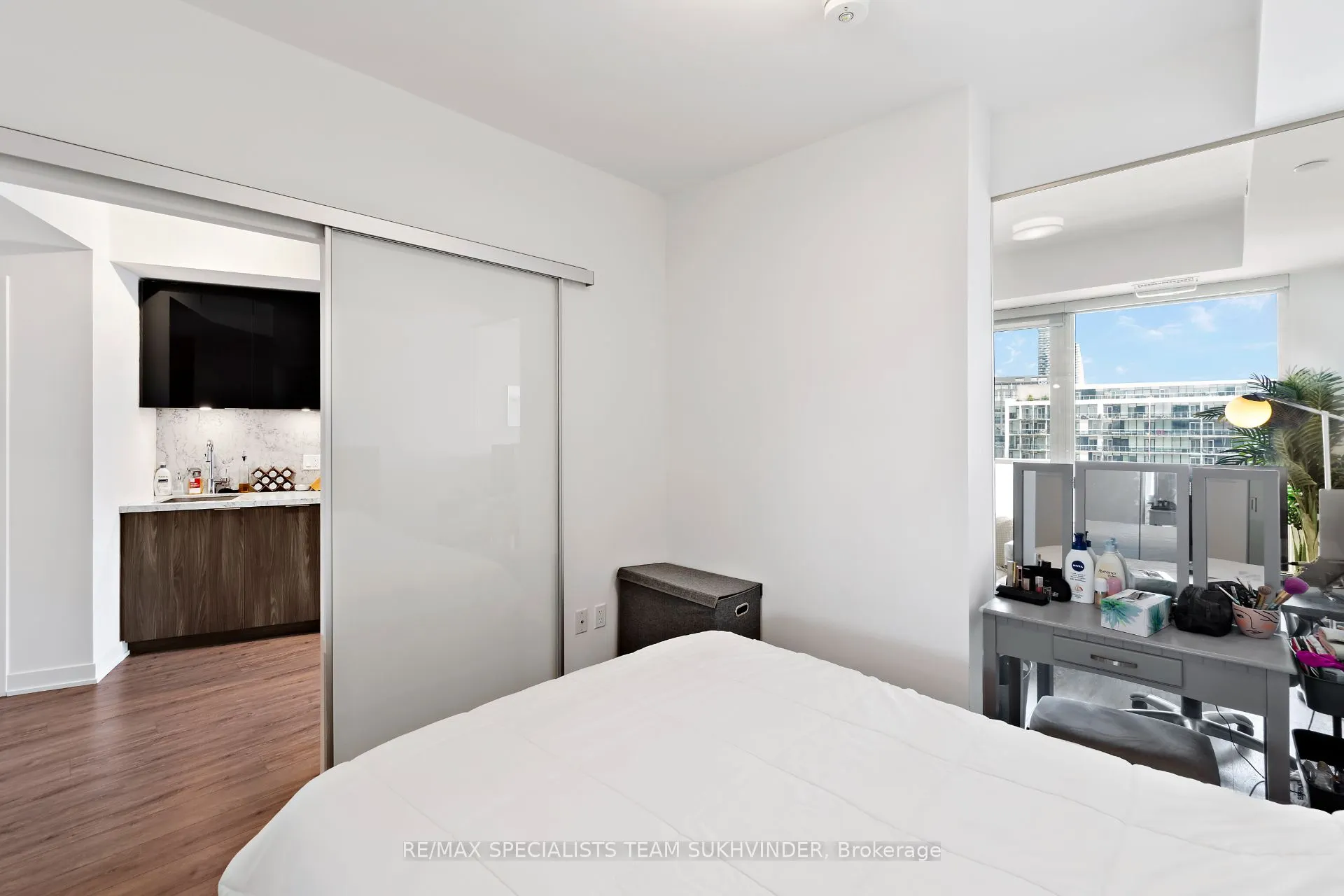 15 Queens Quay E, #902