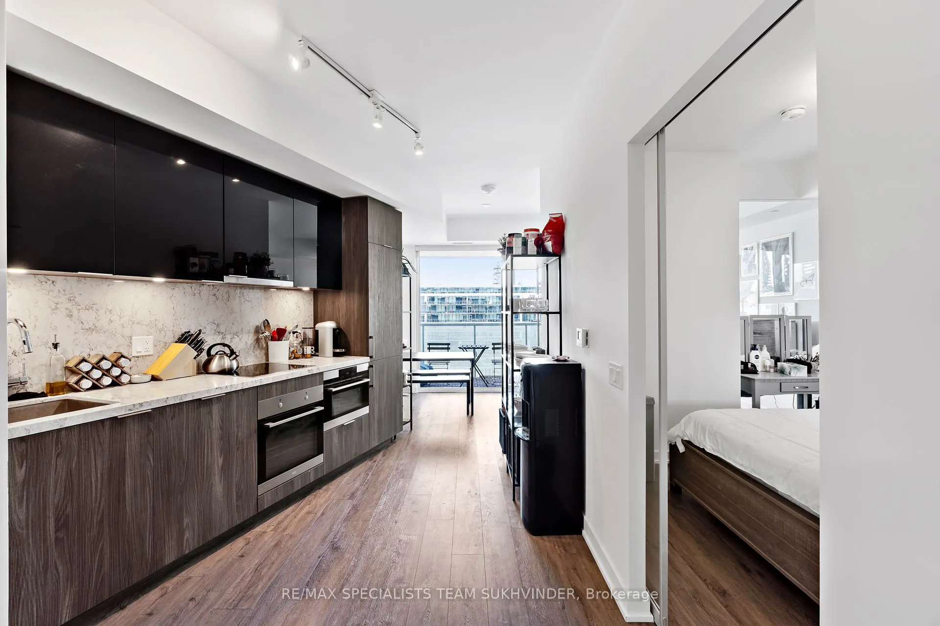 15 Queens Quay E, #902