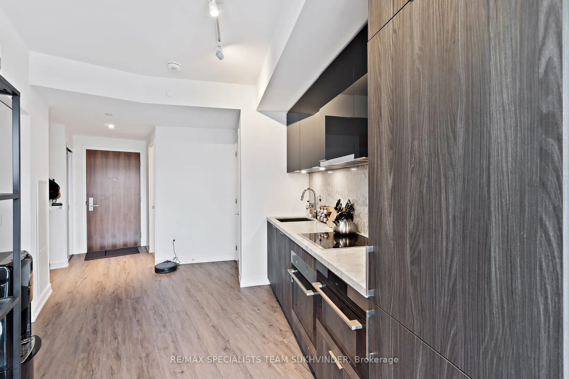 15 Queens Quay E, #902