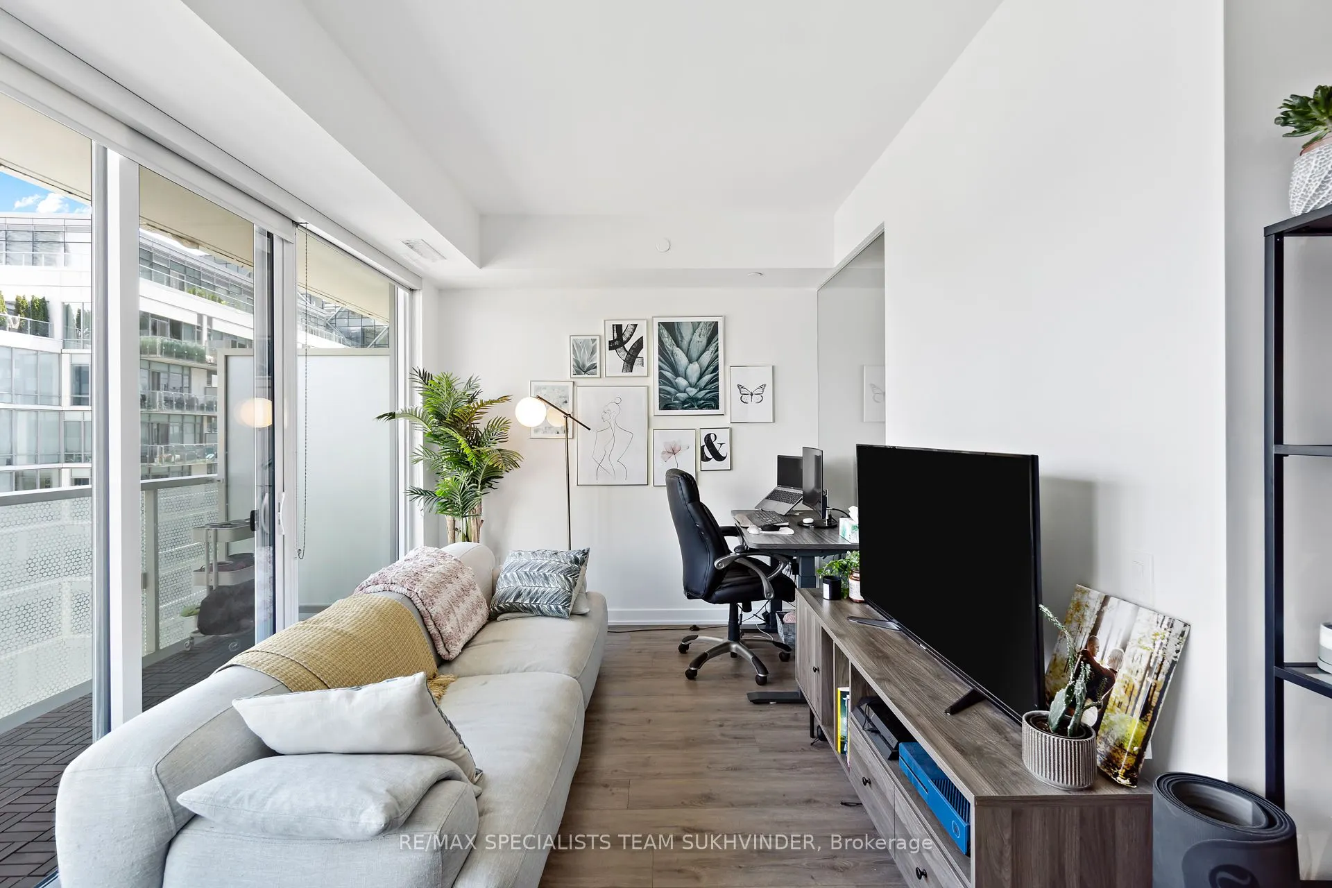 15 Queens Quay E, #902