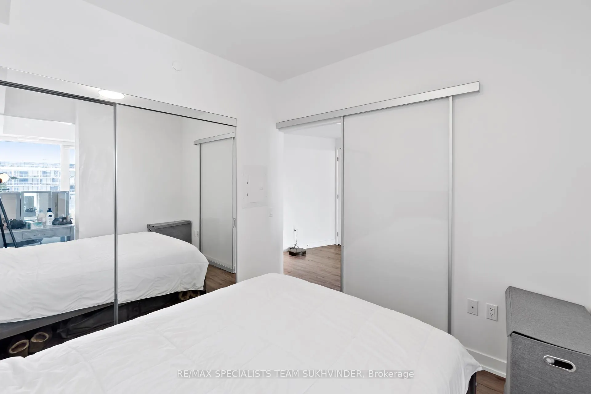 15 Queens Quay E, #902