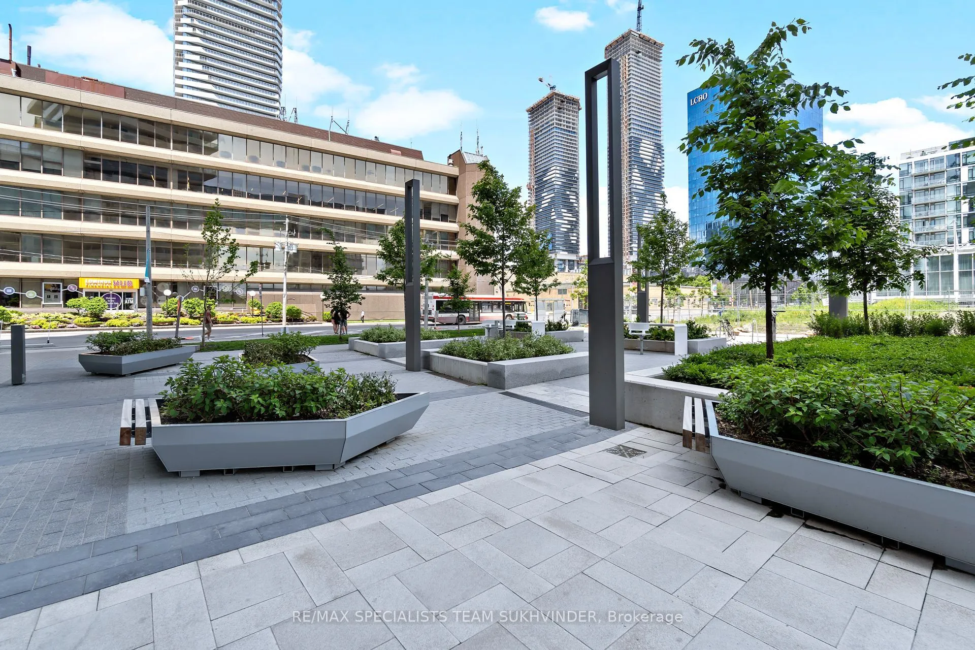15 Queens Quay E, #902