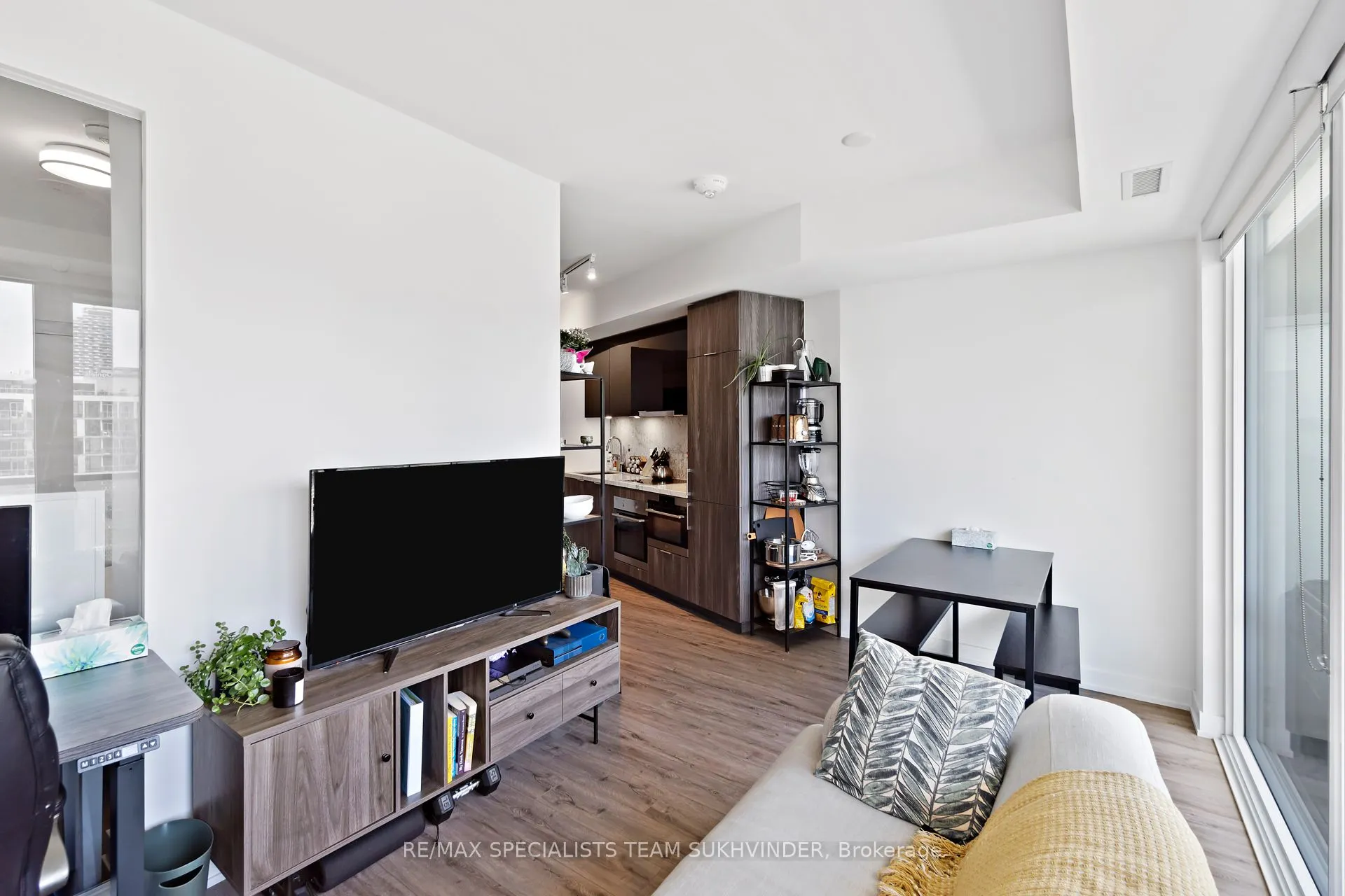 15 Queens Quay E, #902