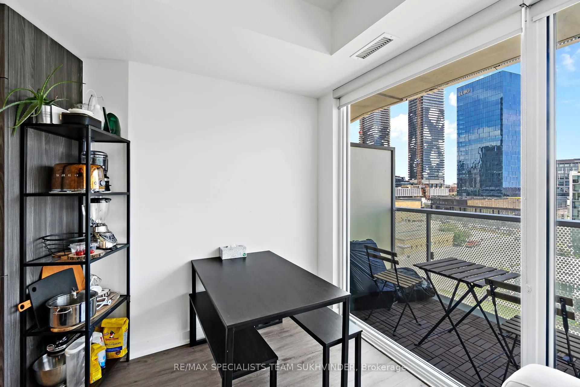 15 Queens Quay E, #902