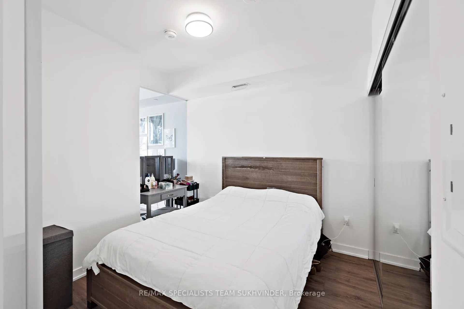 15 Queens Quay E, #902