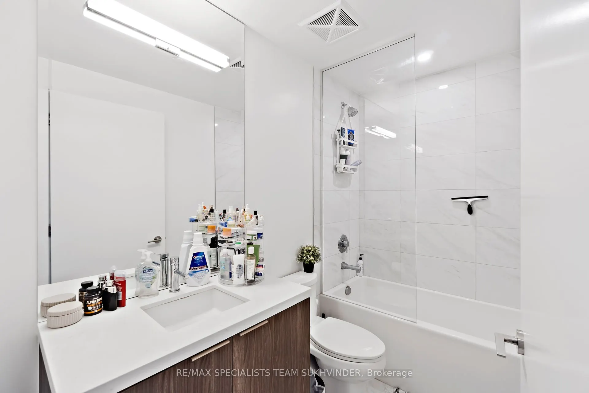 15 Queens Quay E, #902