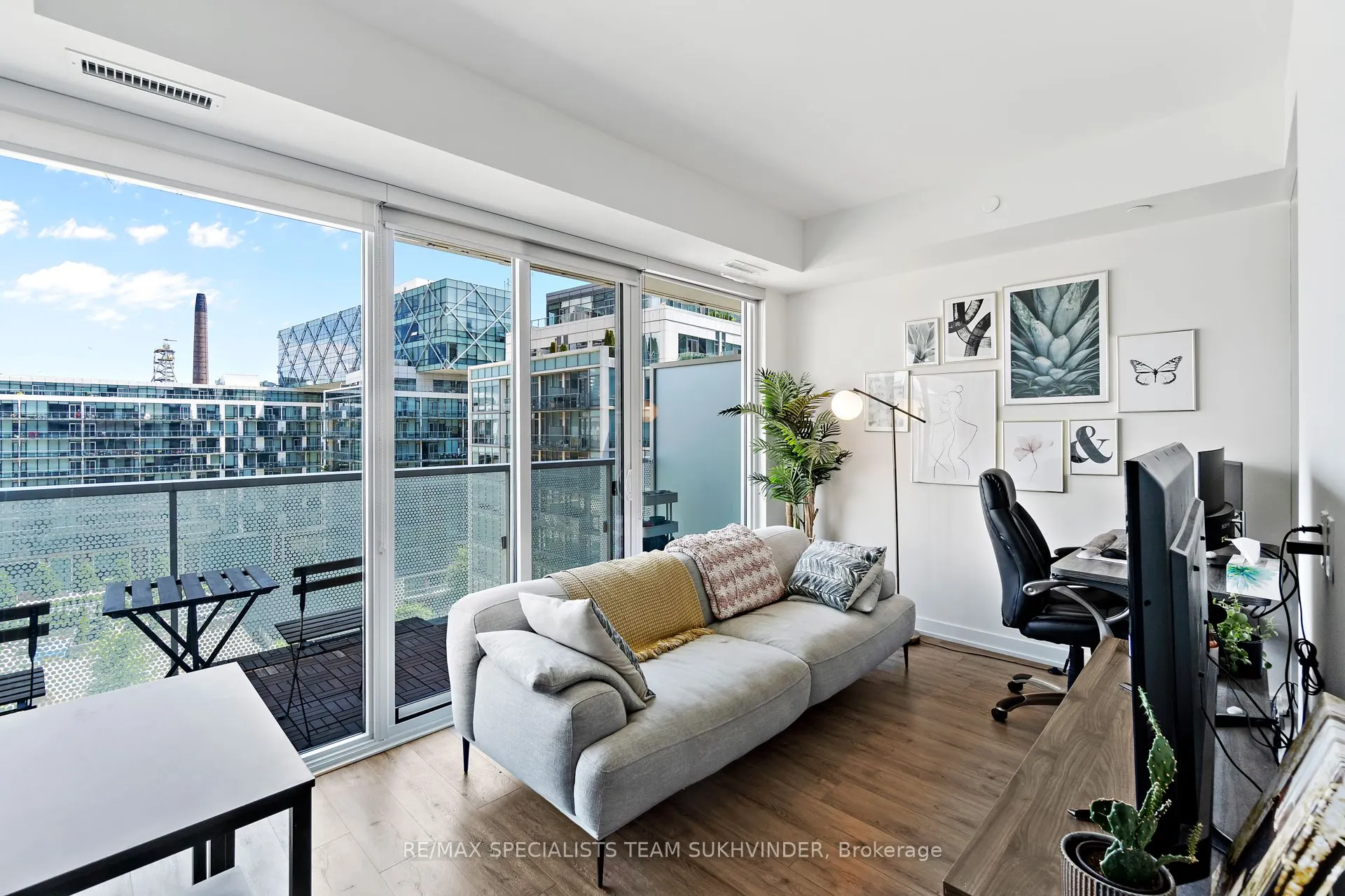 15 Queens Quay E, #902