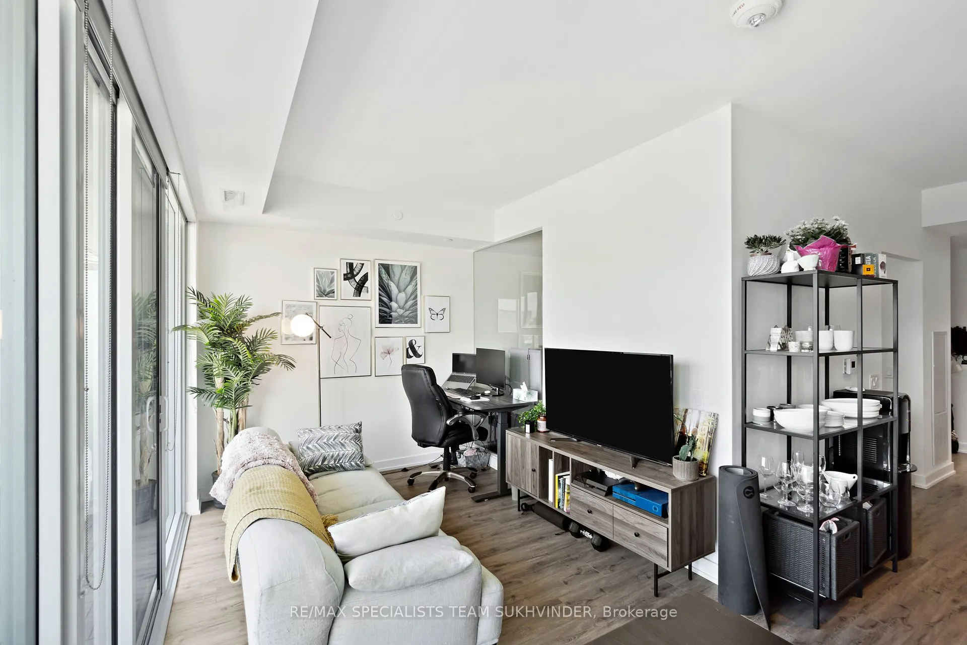 15 Queens Quay E, #902