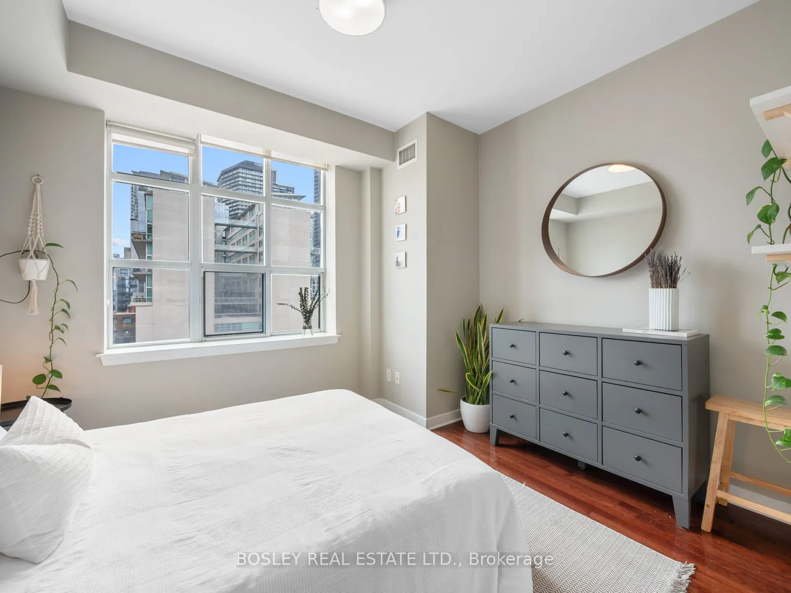 438 Richmond Street W, #715