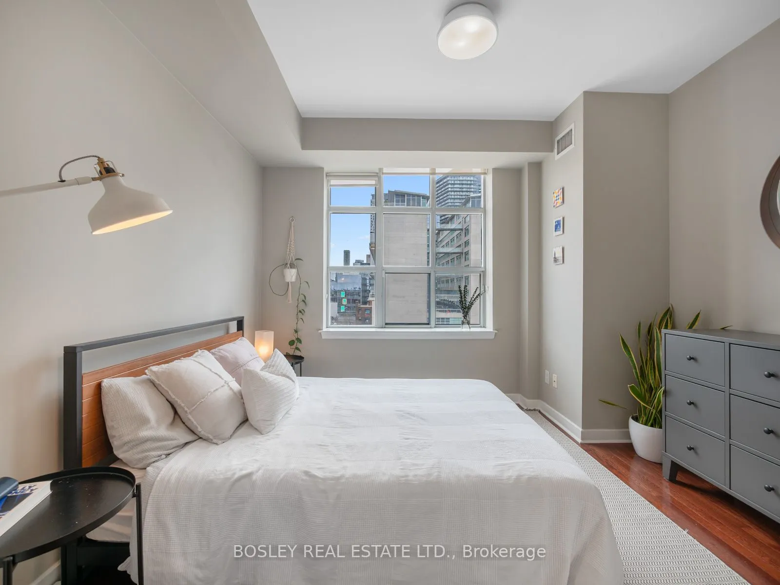 438 Richmond Street W, #715