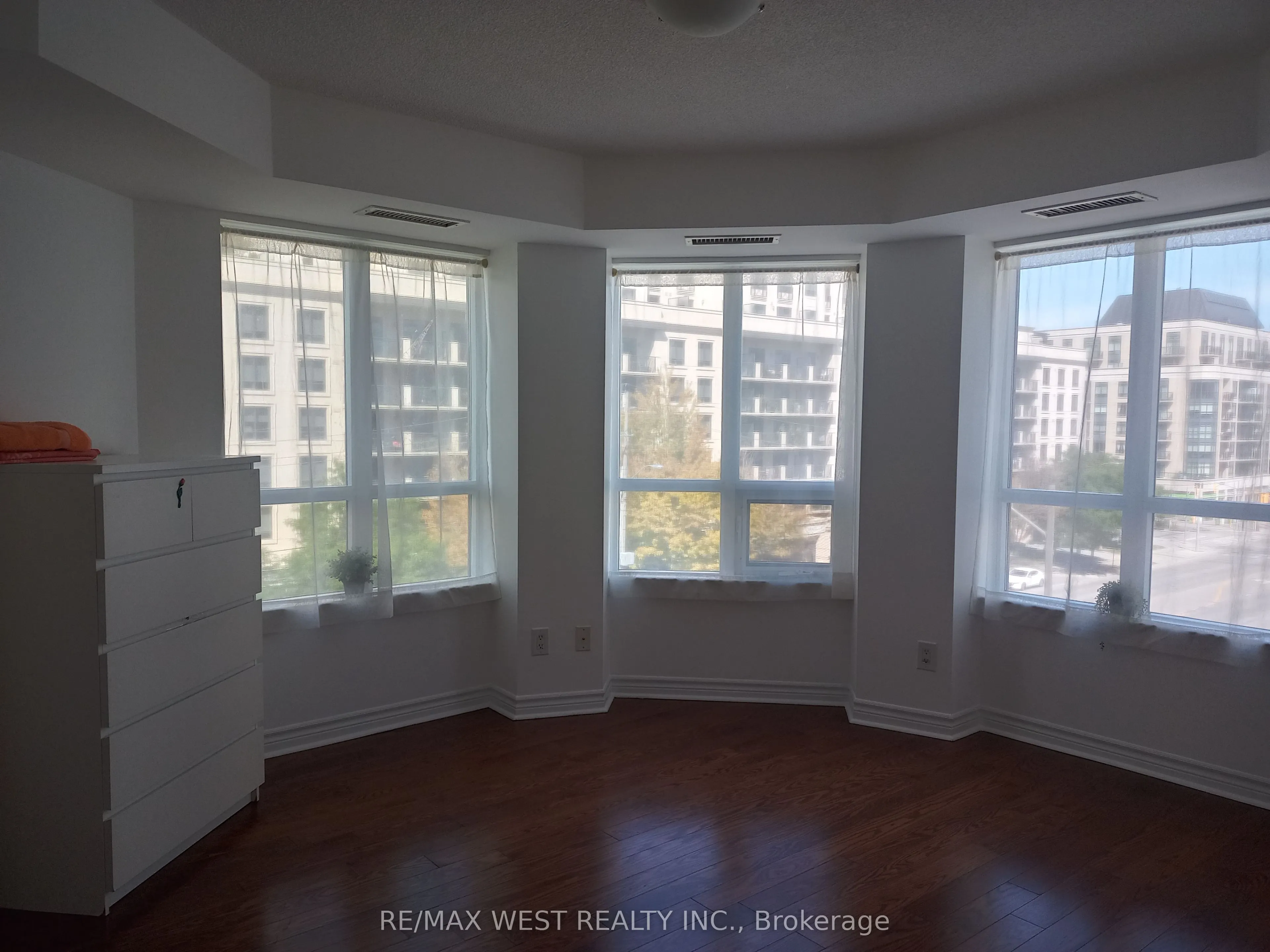 27 Rean Drive, #522