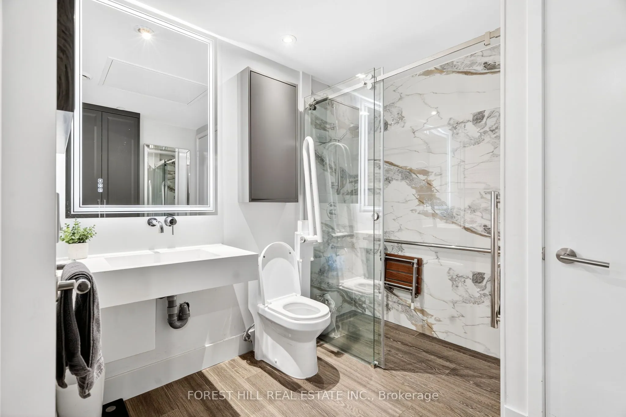 161 roehampton Avenue, #702