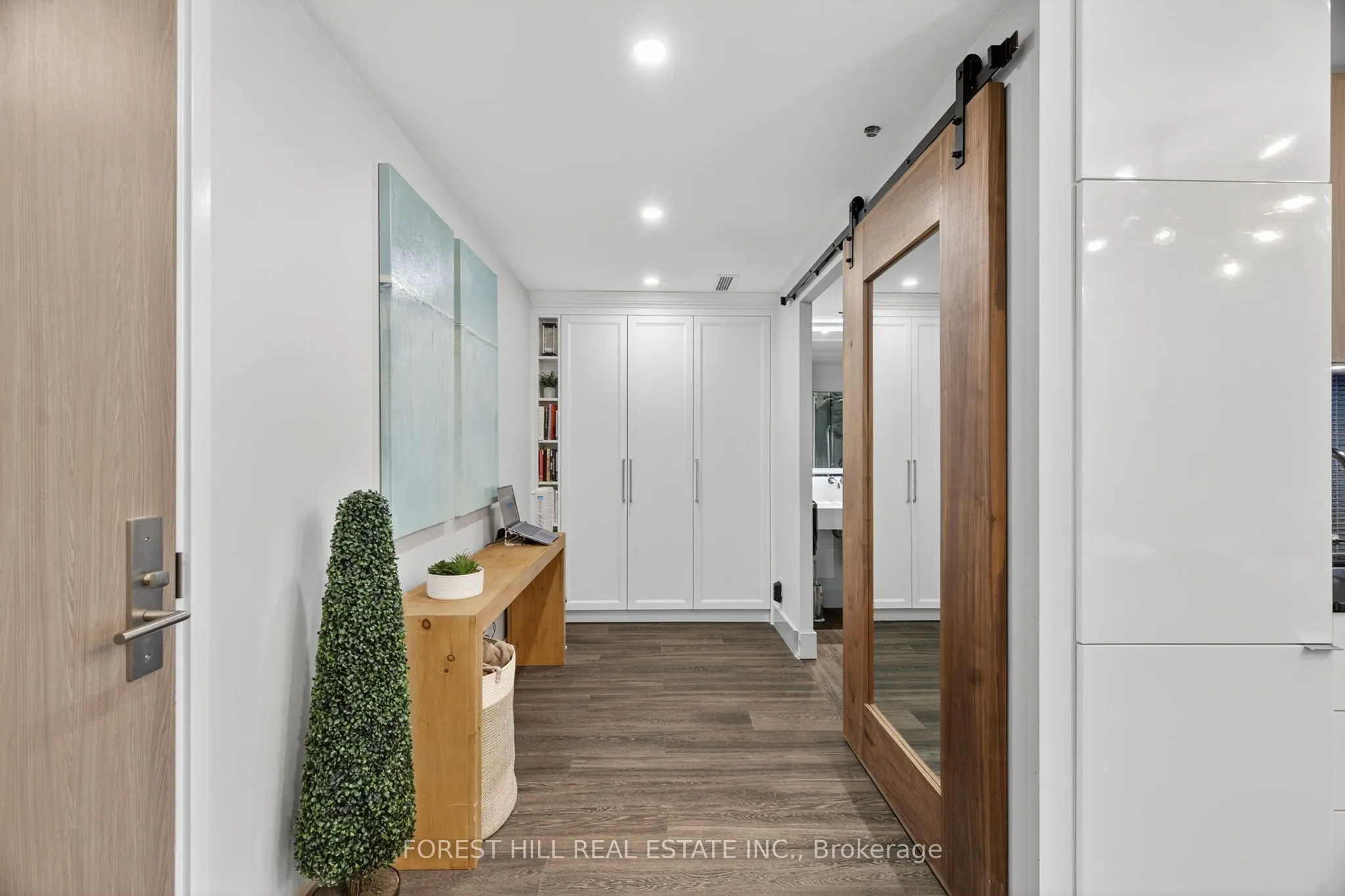 161 roehampton Avenue, #702