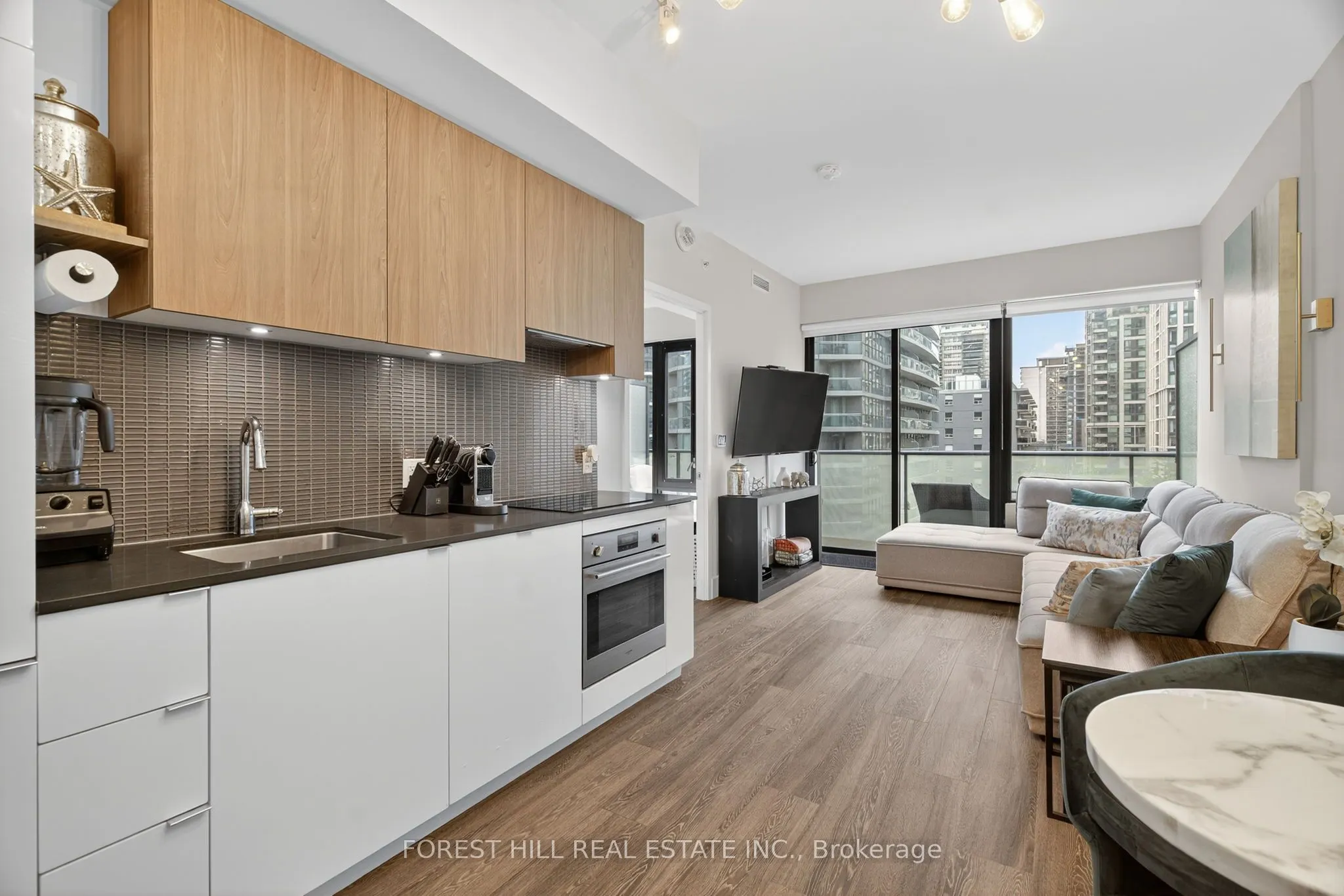 161 roehampton Avenue, #702