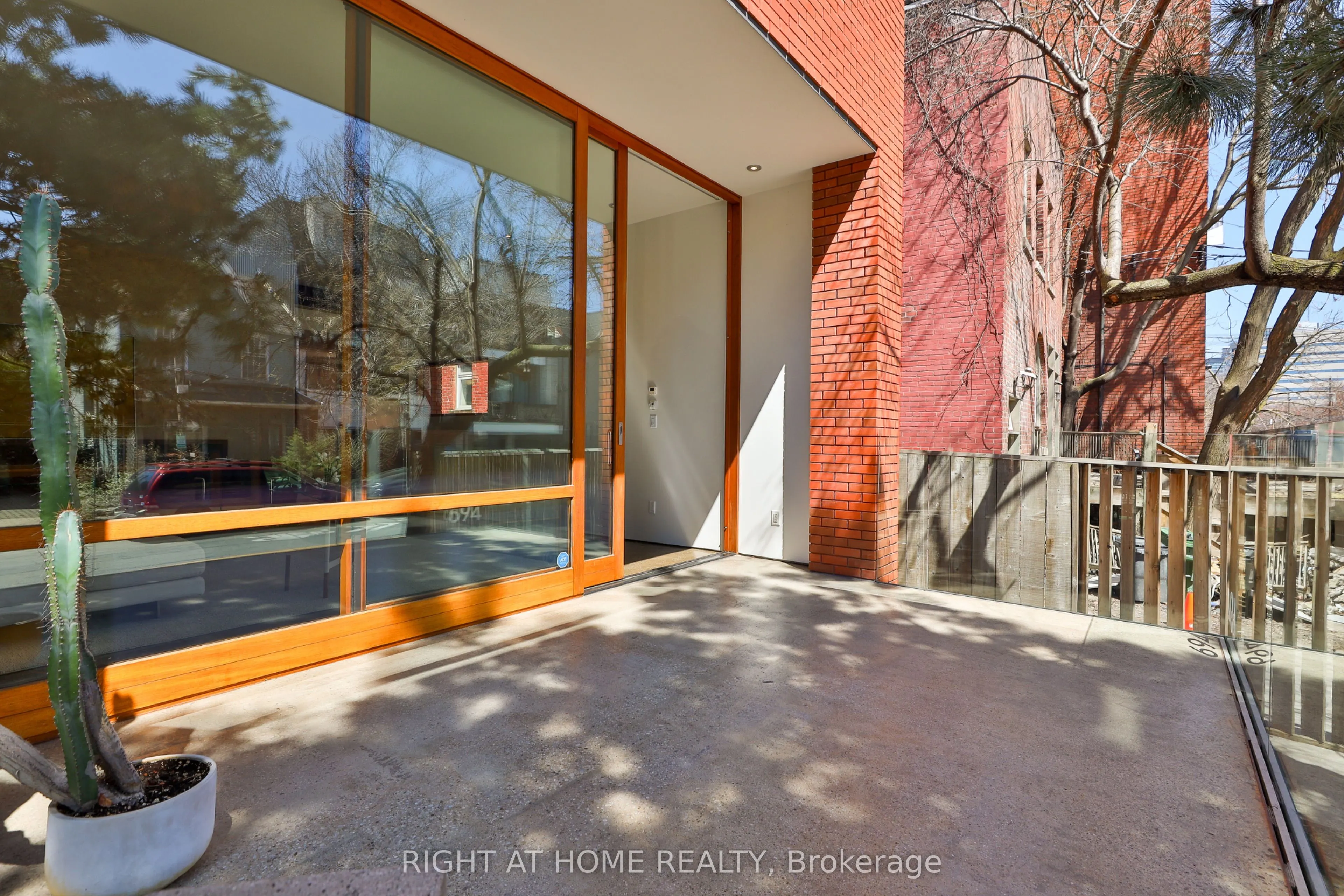 694 Richmond Street W