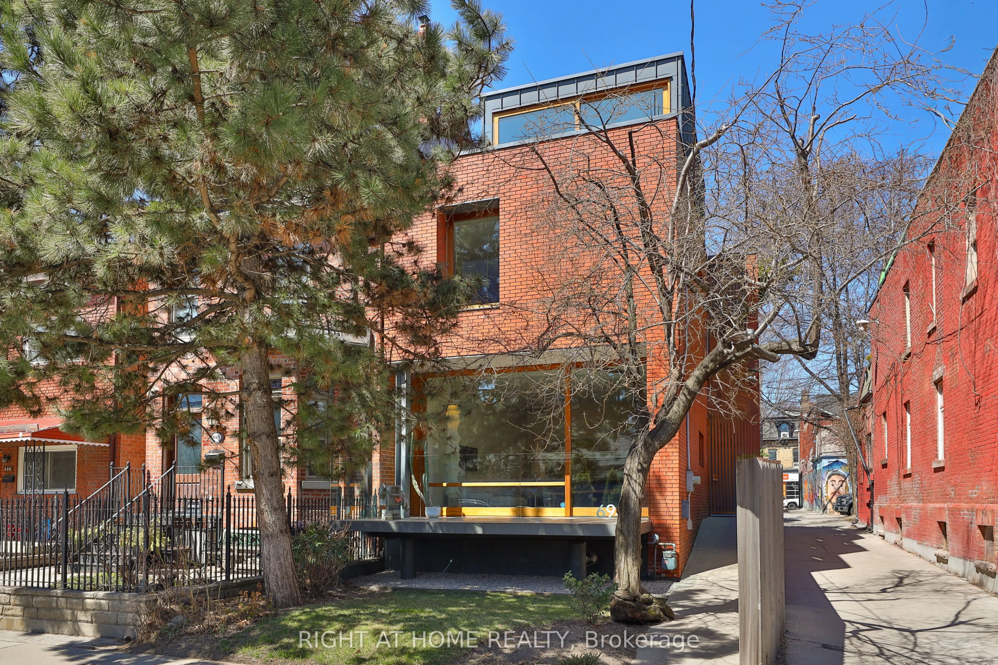 694 Richmond Street W