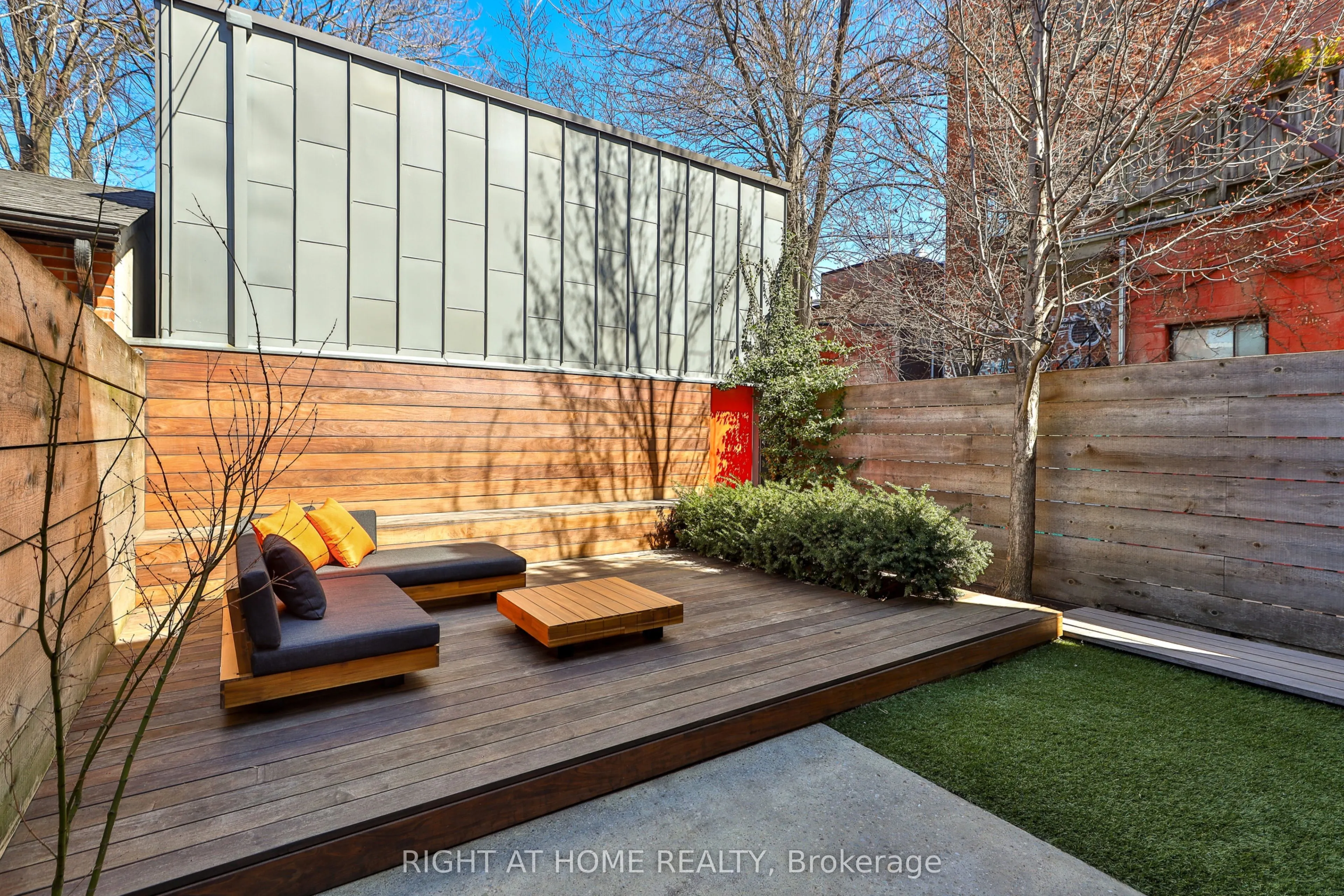 694 Richmond Street W