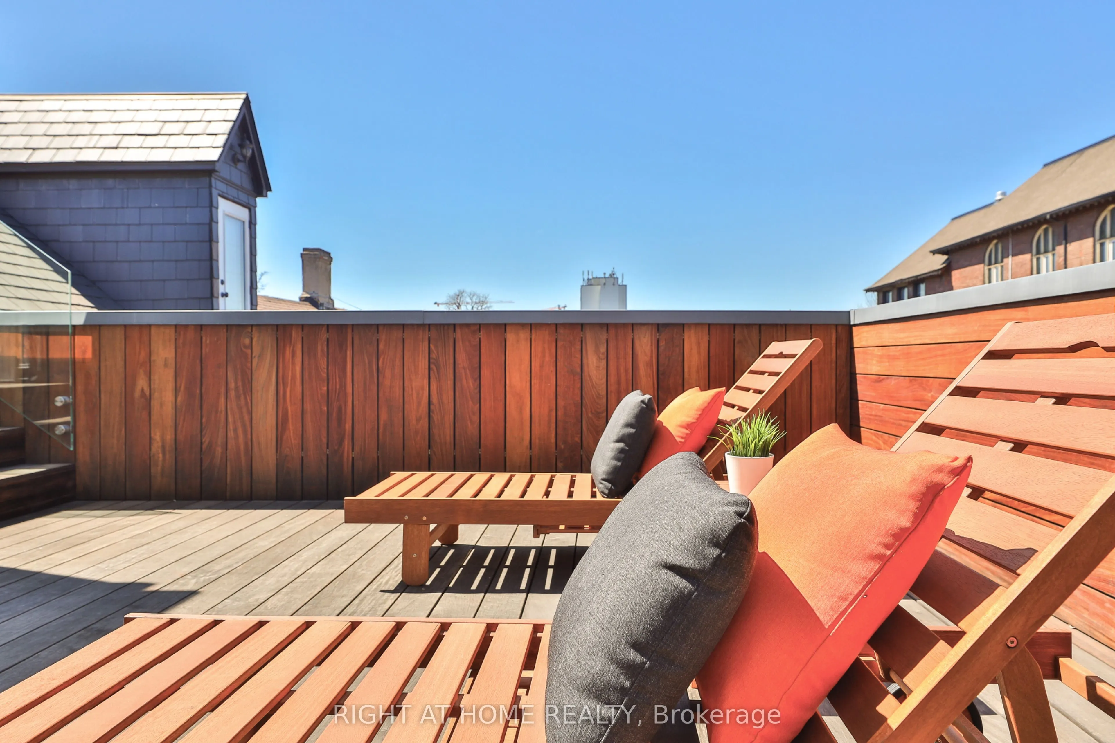 694 Richmond Street W