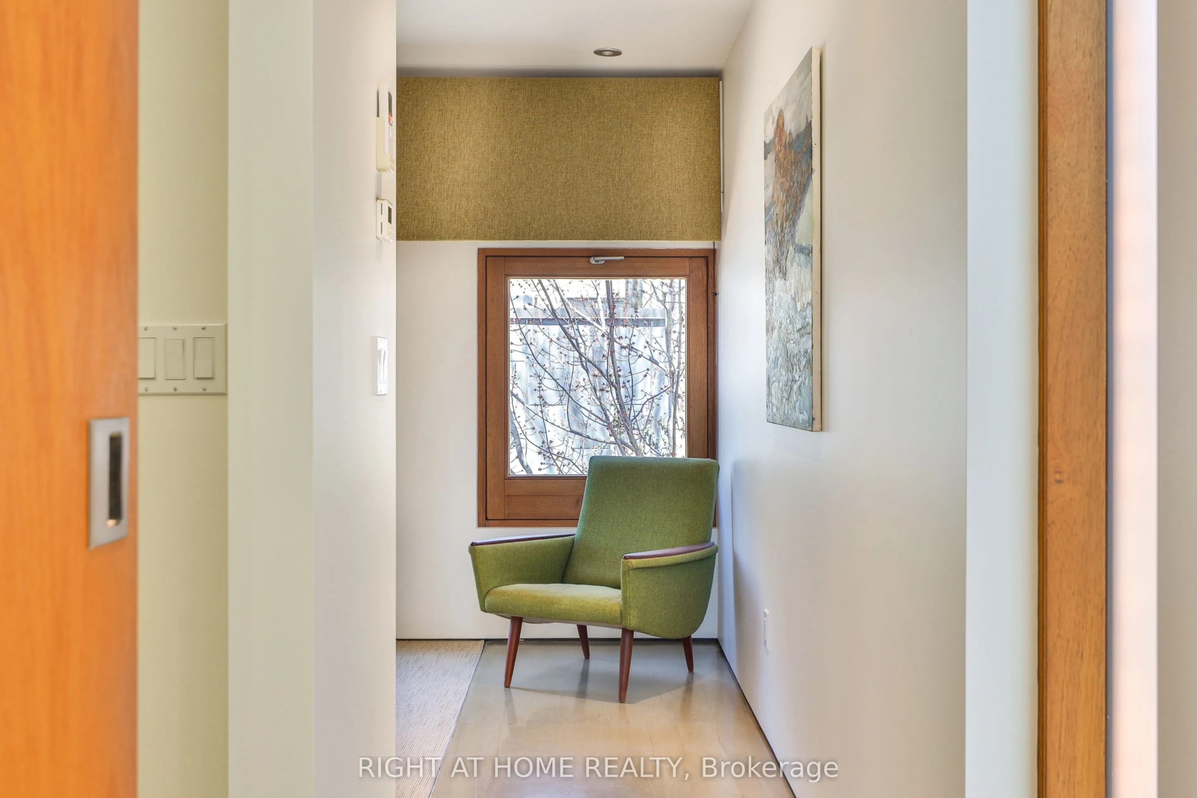 694 Richmond Street W