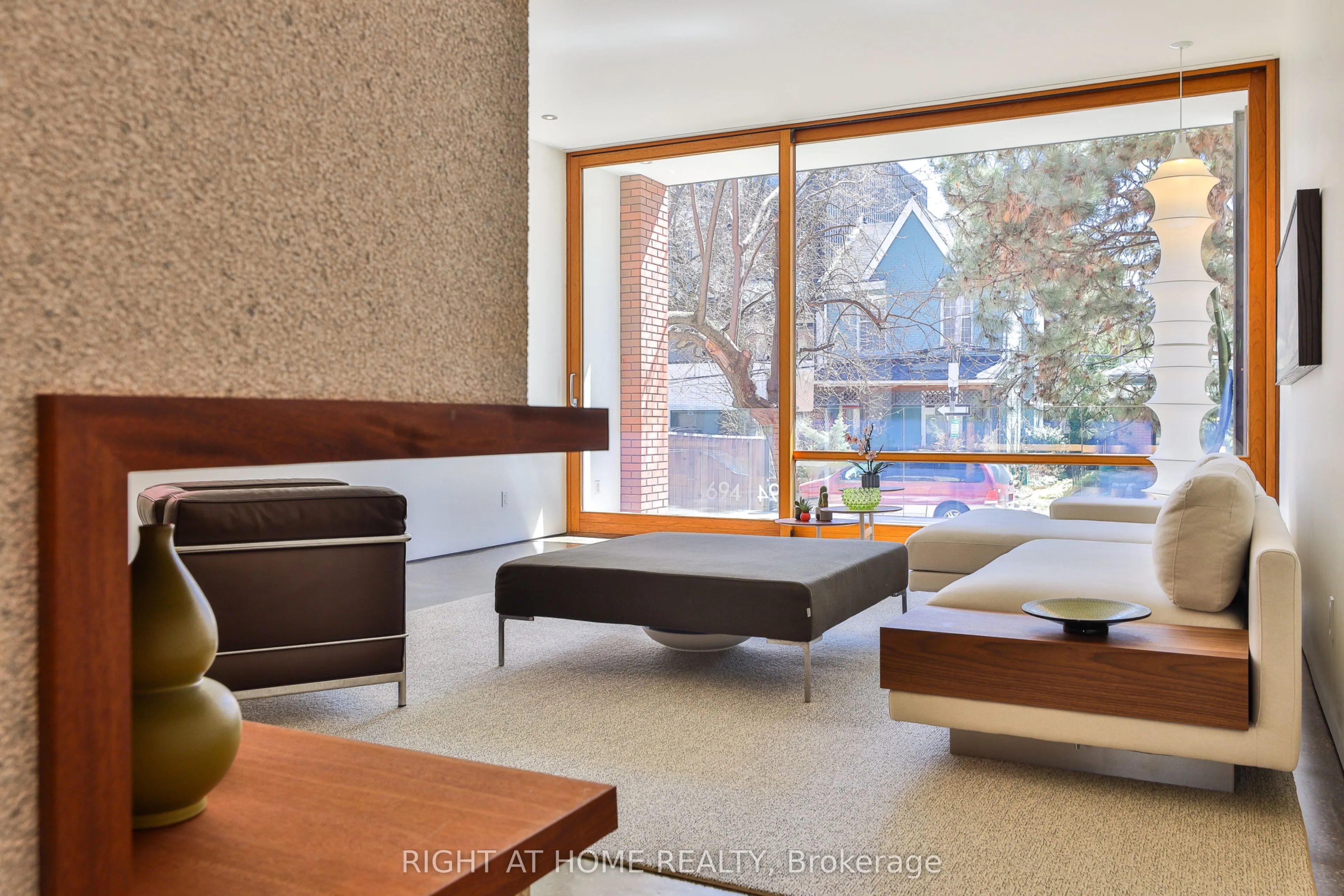 694 Richmond Street W