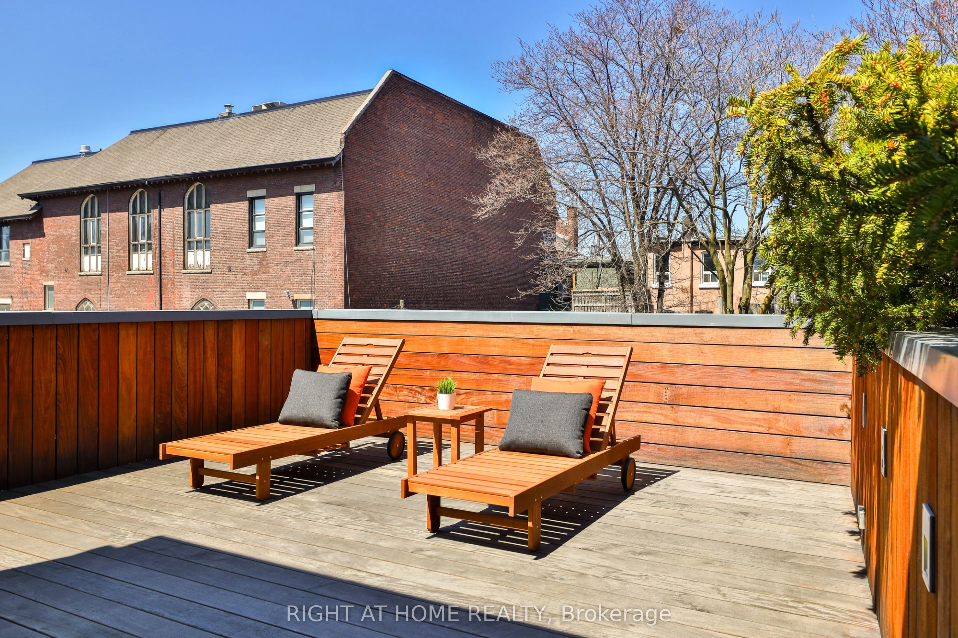 694 Richmond Street W
